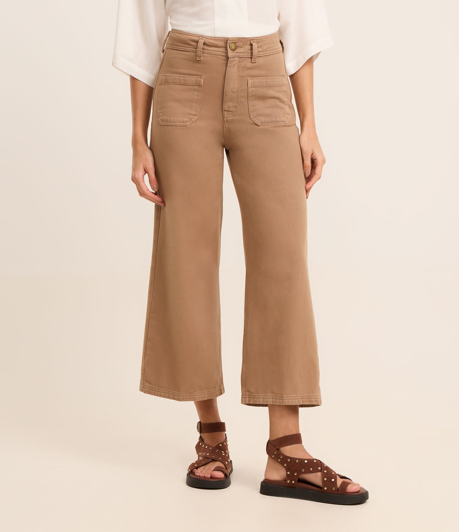 Calça Cropped em Sarja com Bolsos Carpinteiro Bege 2