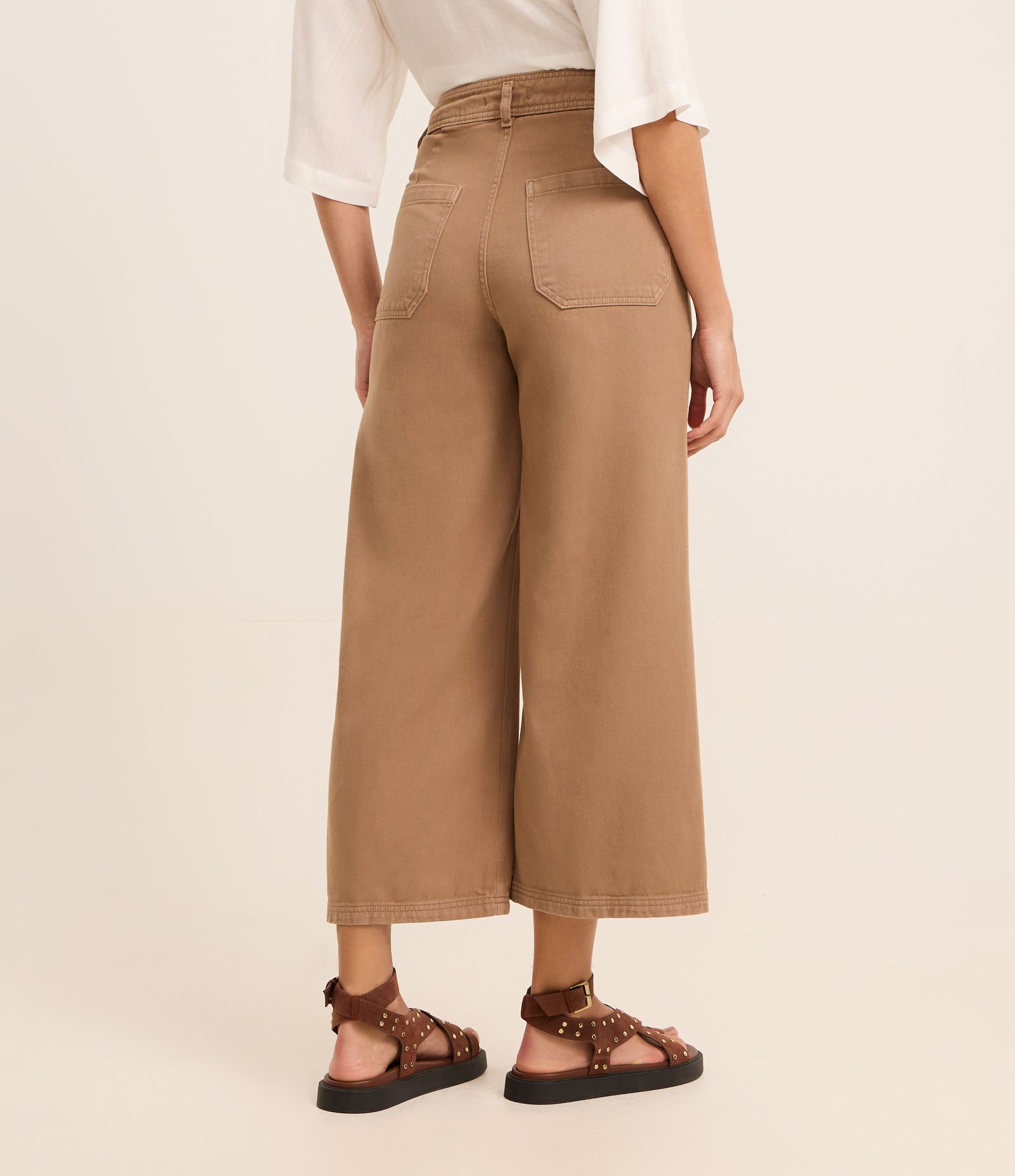 Calça Cropped em Sarja com Bolsos Carpinteiro Bege 3