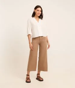 Calça Cropped em Sarja com Bolsos Carpinteiro