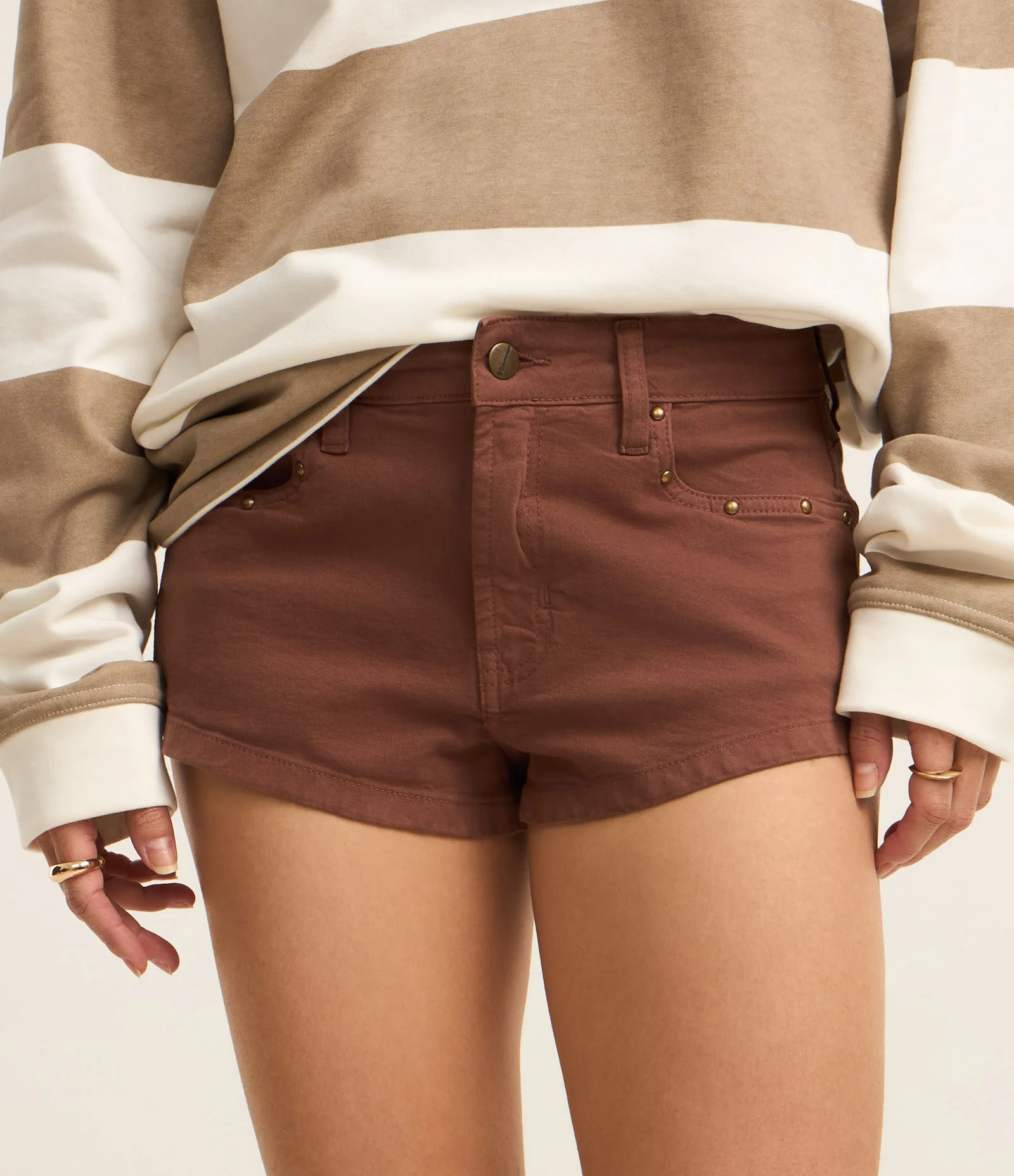 Short Curto em Sarja com Tachinhas Aplicadas no Bolso Marrom 1