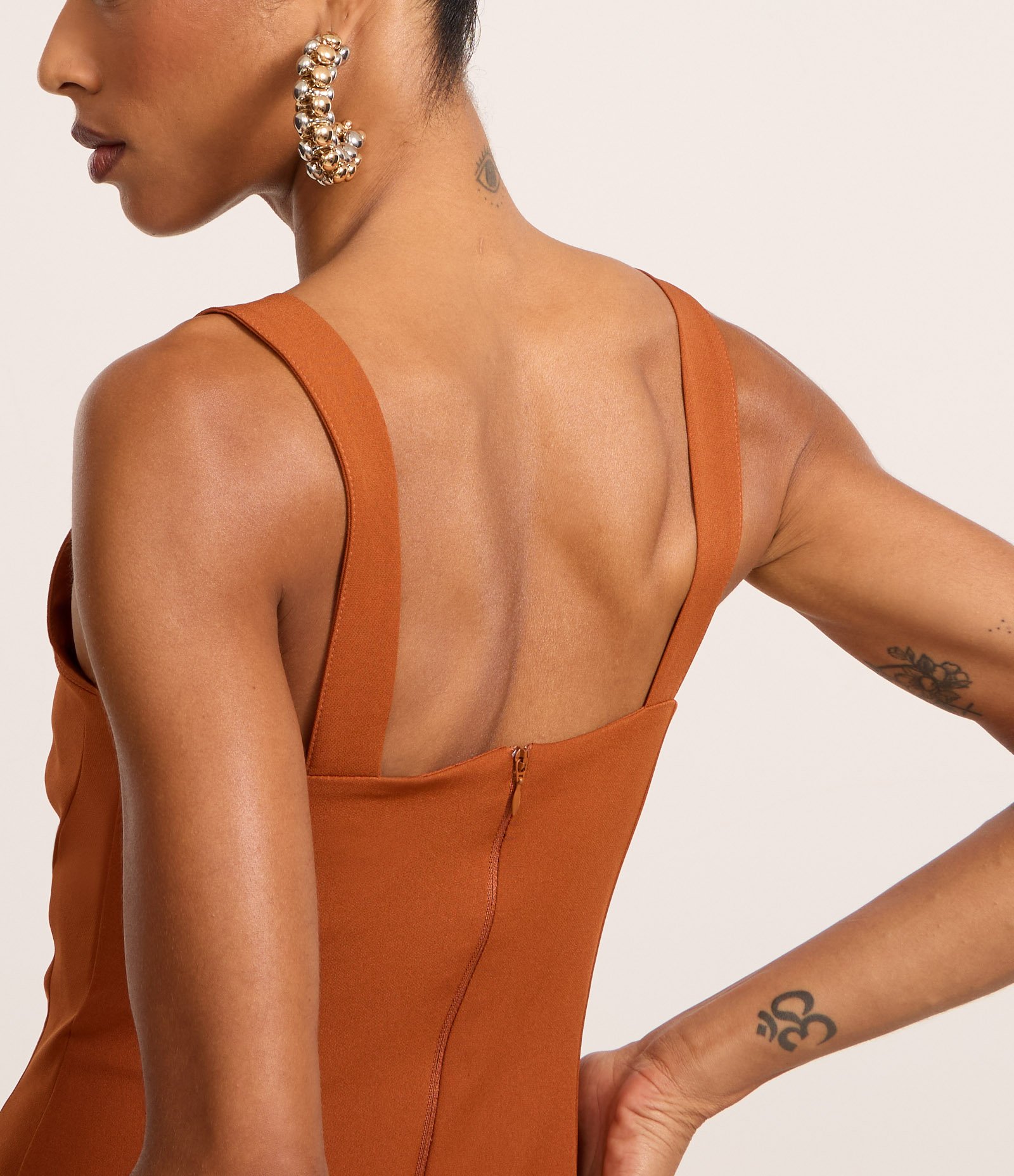 Vestido Curto Peplum com Decote Coração Marrom 5