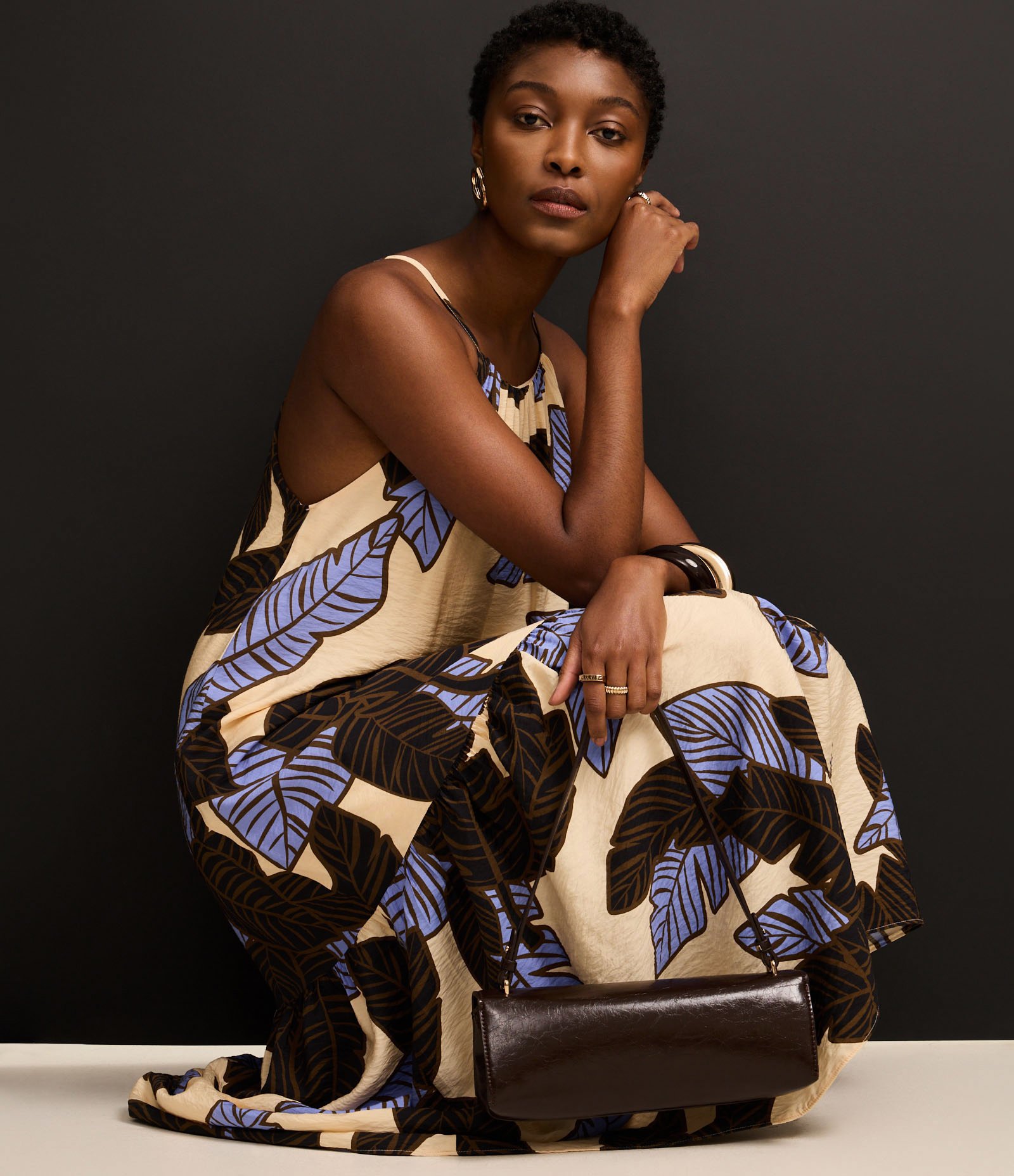 Vestido Evasê Frente Única em Viscose com Estampa Folhagem Bege/Azul/Preto 2