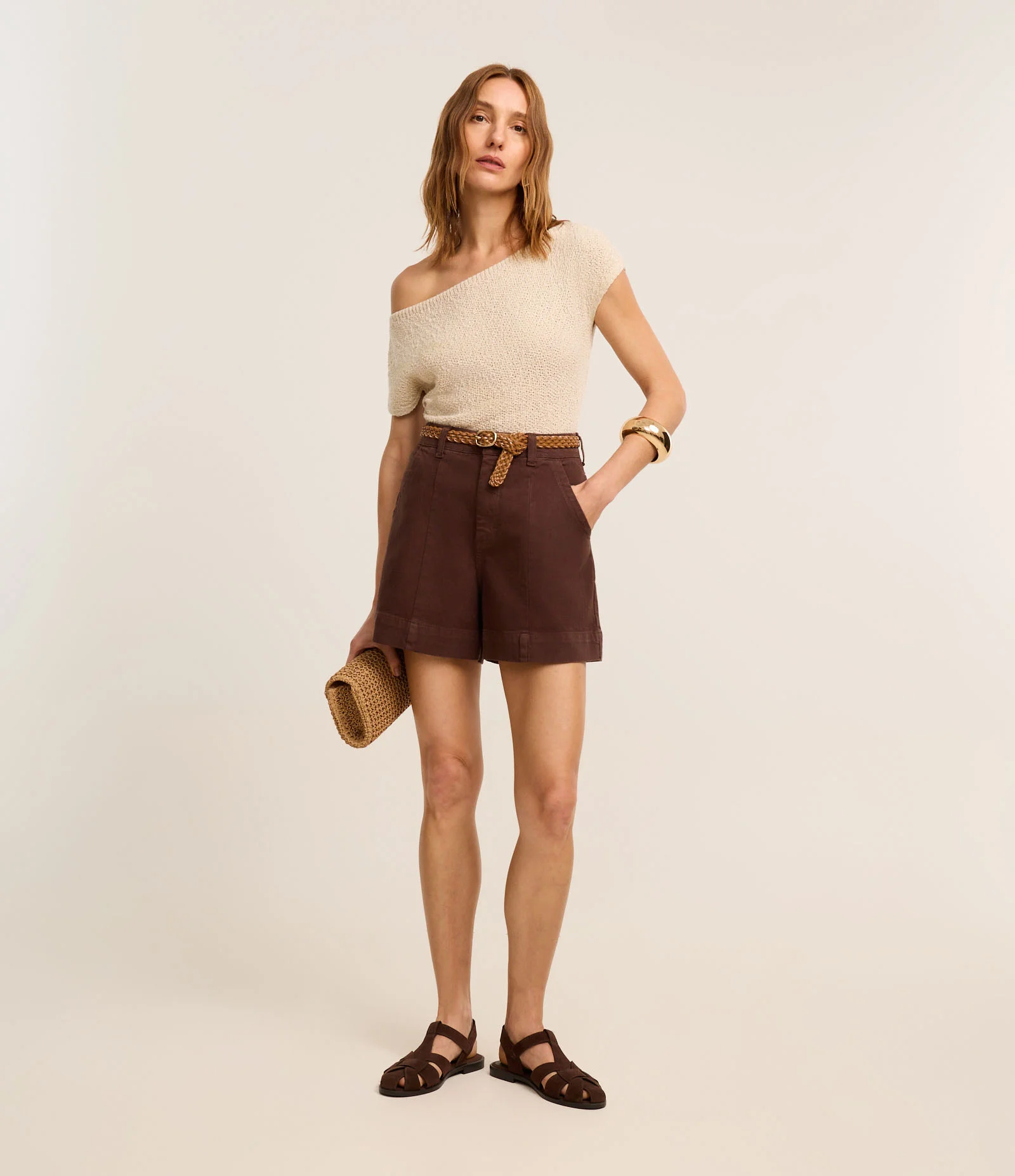 Short Regular em Sarja com Pesponto Contrastante e Bolso Faca Marrom 1