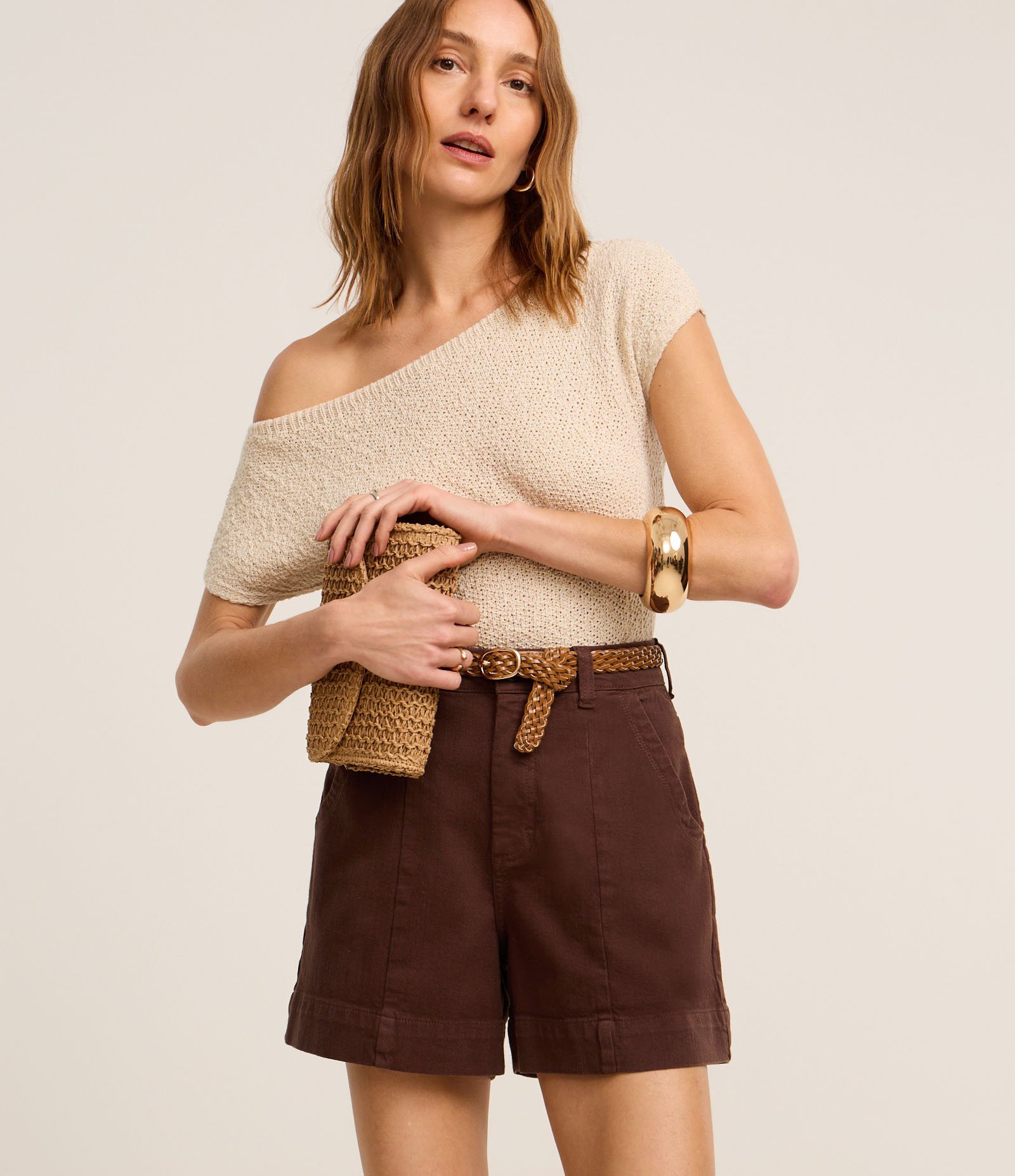 Short Regular em Sarja com Pesponto Contrastante e Bolso Faca Marrom 2