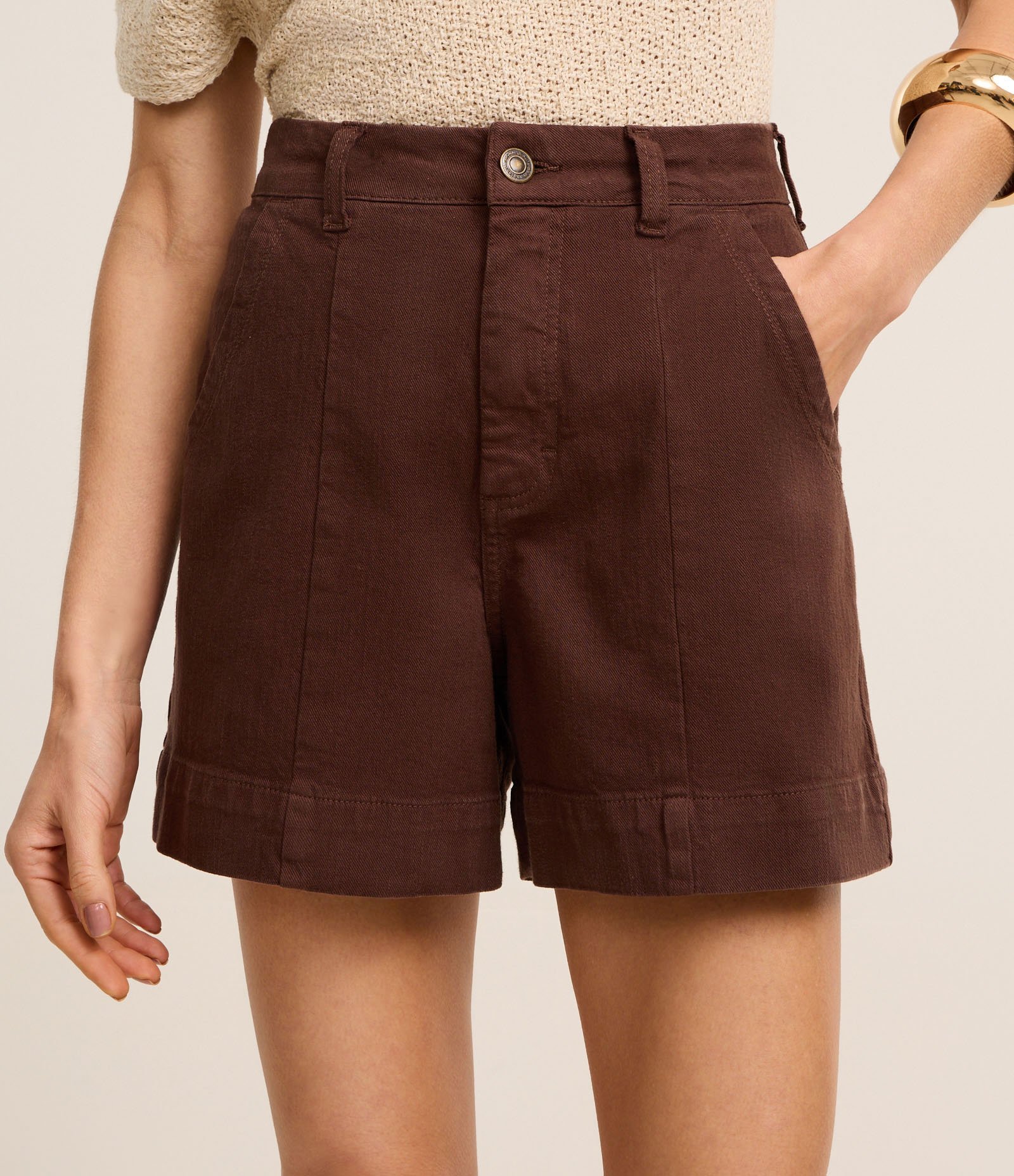 Short Regular em Sarja com Pesponto Contrastante e Bolso Faca Marrom 3