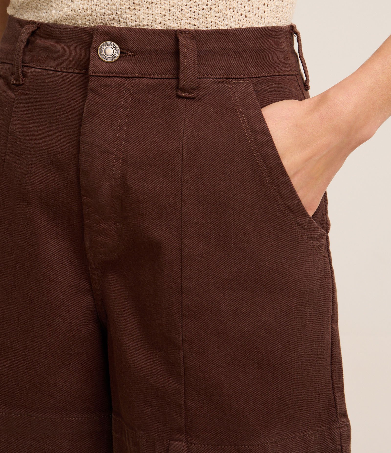Short Regular em Sarja com Pesponto Contrastante e Bolso Faca Marrom 4