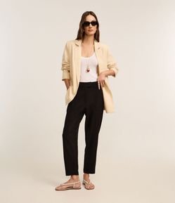 Calça Cenoura Alfaiatada Cintura Alta com Recorte Pespontado