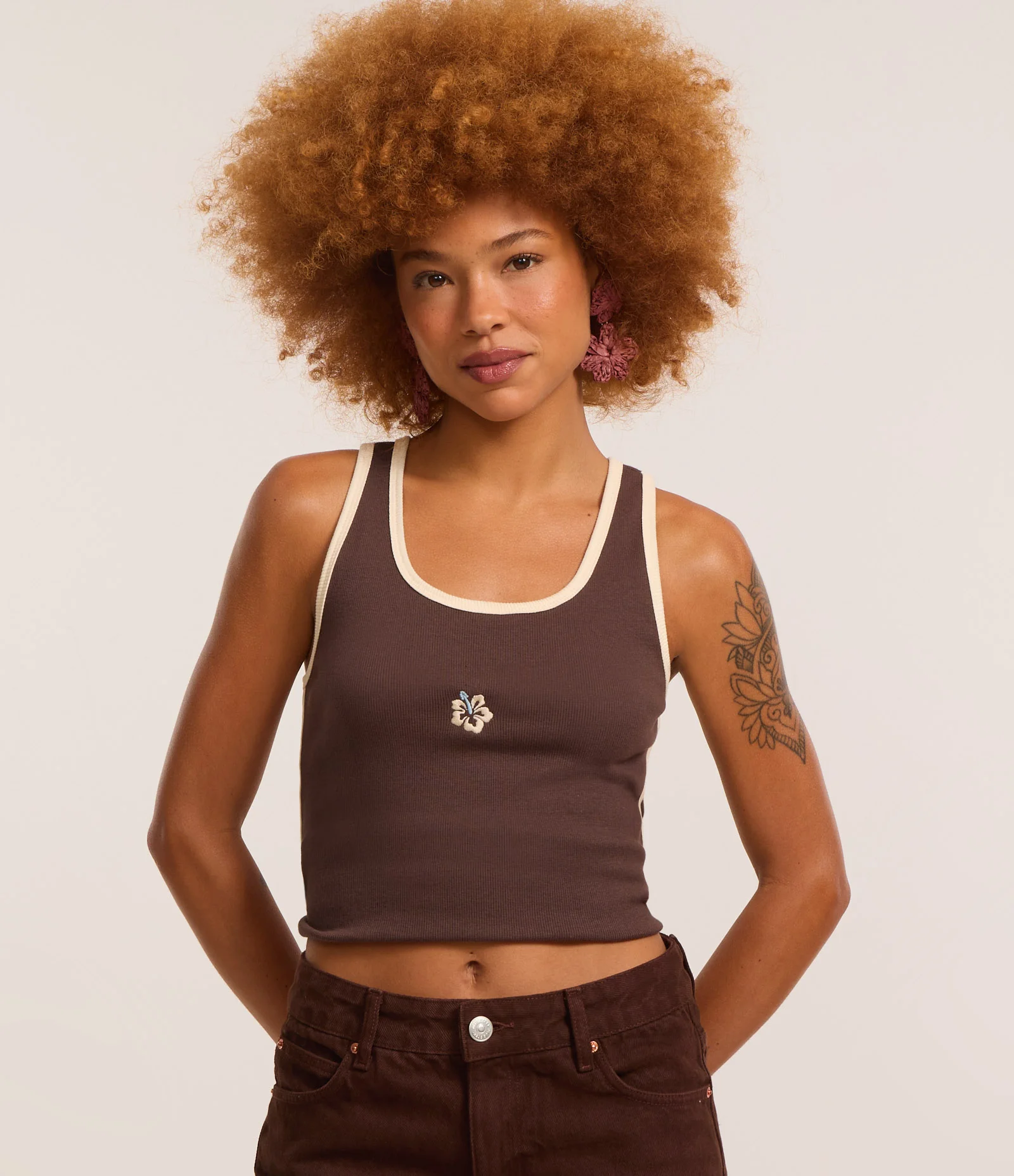 Regata em Ribana com Bordado de Hibisco e Viés Constrastante Marrom 1