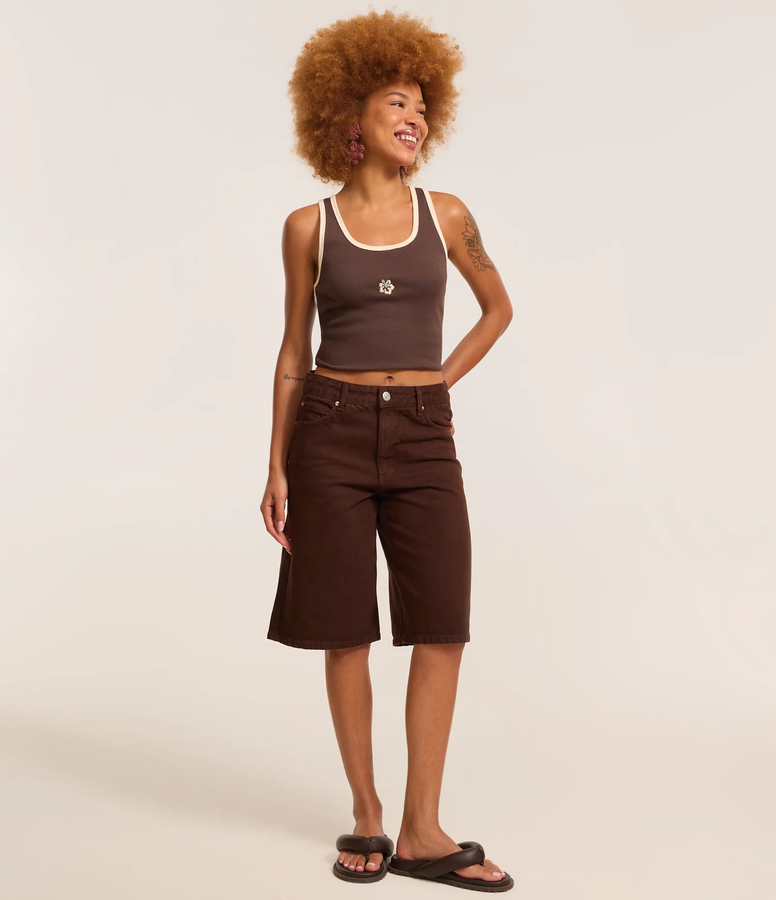 Regata em Ribana com Bordado de Hibisco e Viés Constrastante Marrom 2