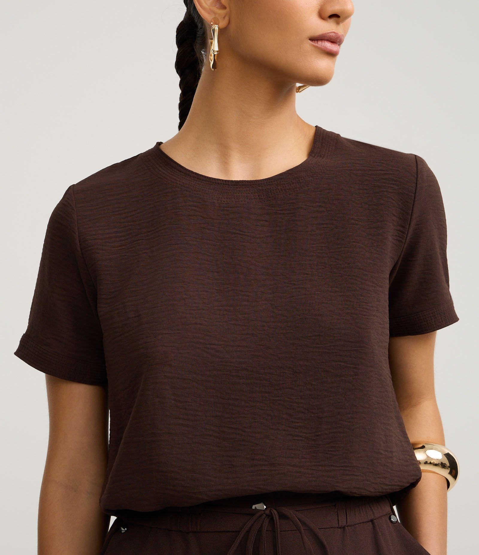 Blusa com Abertura nas Costas e Detalhes Pespontados Marrom 4