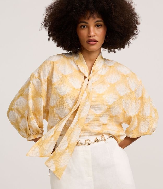 Blusa em Voal com Gola Laço e Estampa Conchas