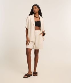 Short em Viscolinho com Frisos e Passantes