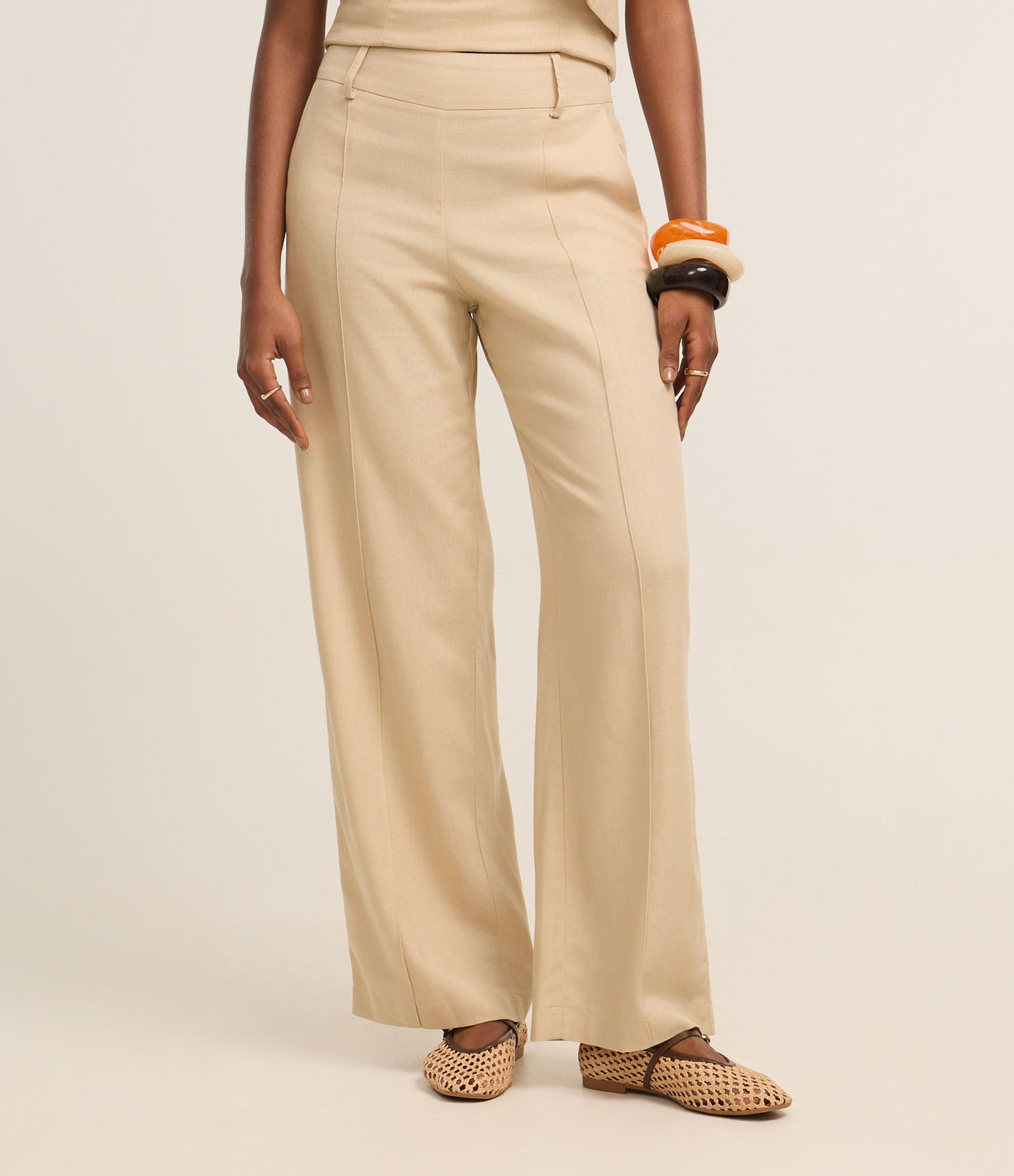 Calça Reta em Viscolinho com Passantes no Cós e Frisos Bege 3