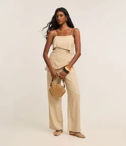 Calça Reta em Viscolinho com Passantes no Cós e Frisos