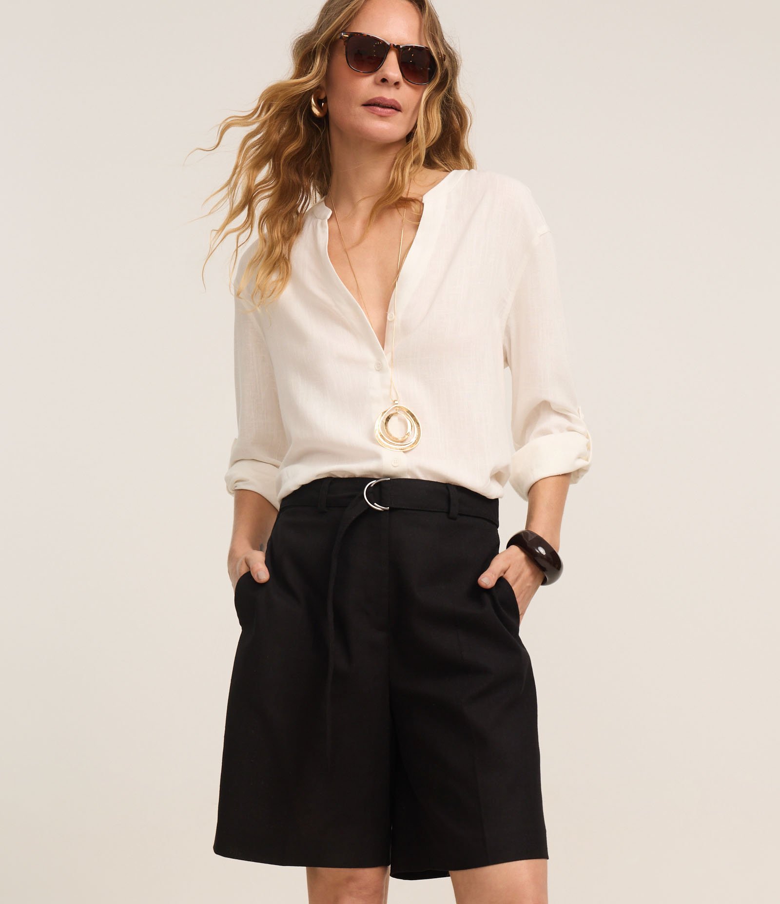 Bermuda com Cinto e Fivela Meia Lua Preto 2