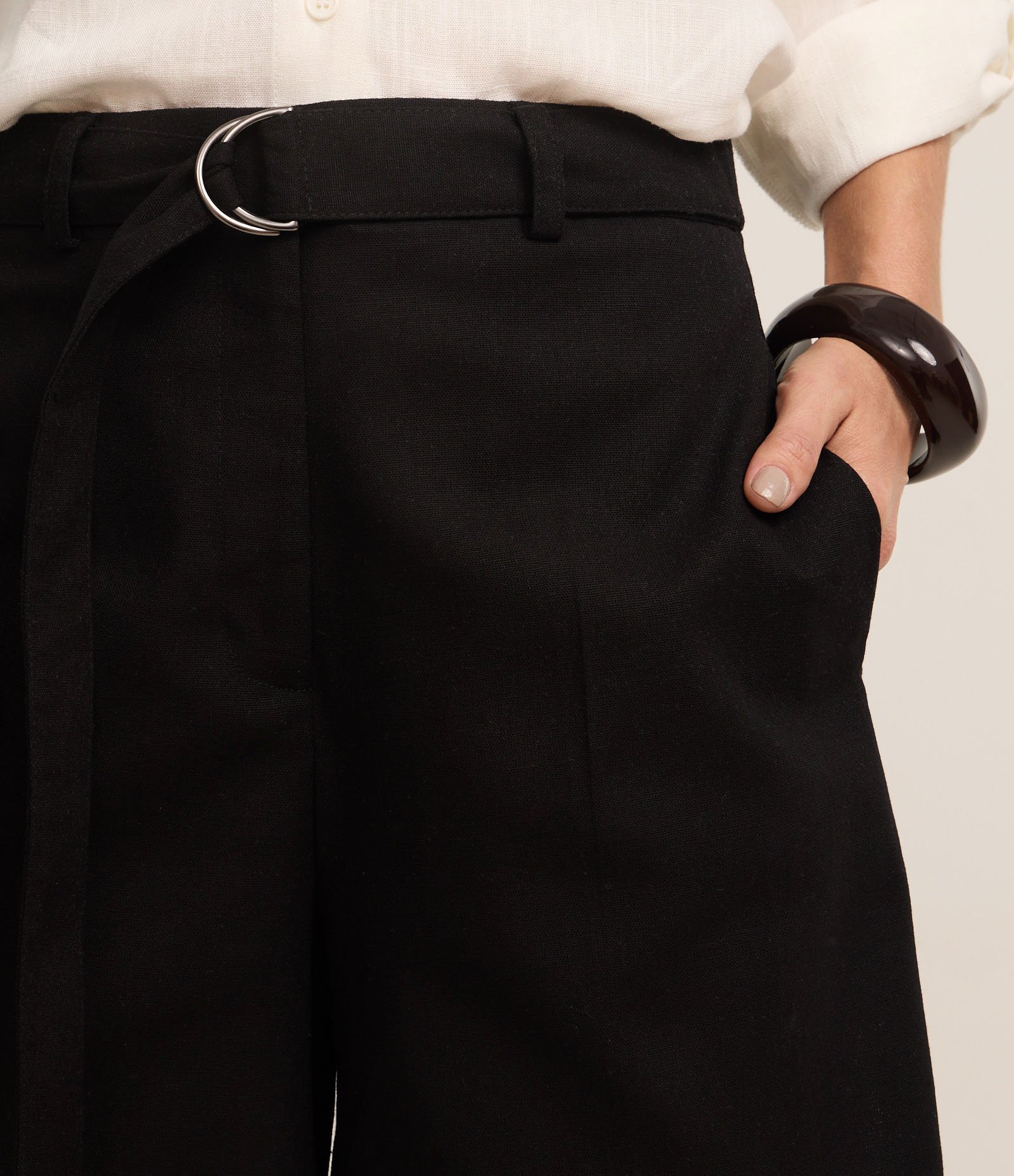 Bermuda com Cinto e Fivela Meia Lua Preto 4