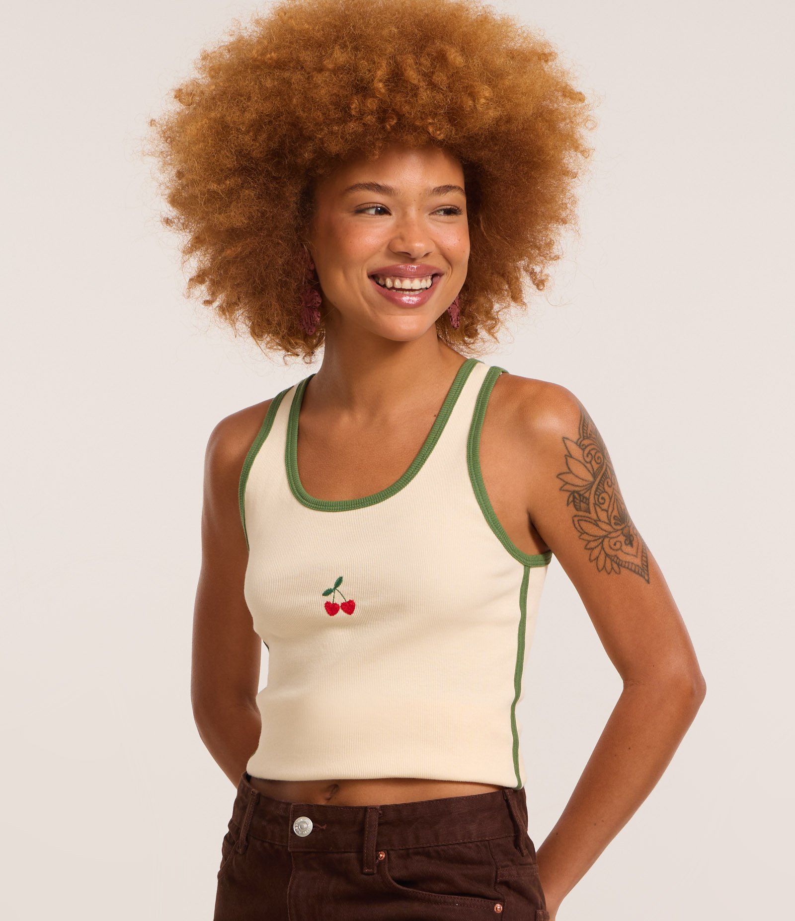 Blusa Regata em Ribana com Cereja Bordada e Viés Contrastantes Bege 1