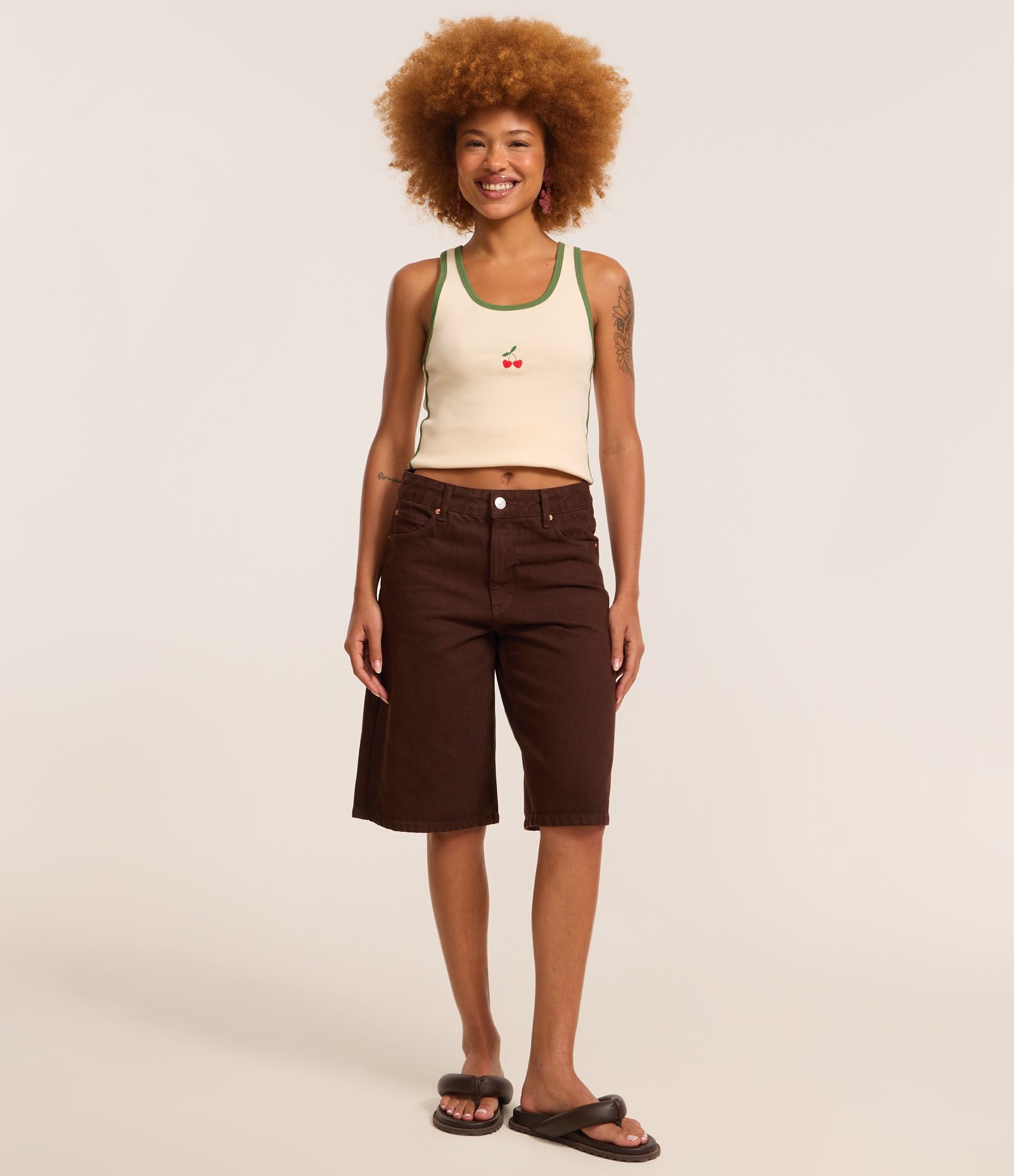 Blusa Regata em Ribana com Cereja Bordada e Viés Contrastantes Bege 2