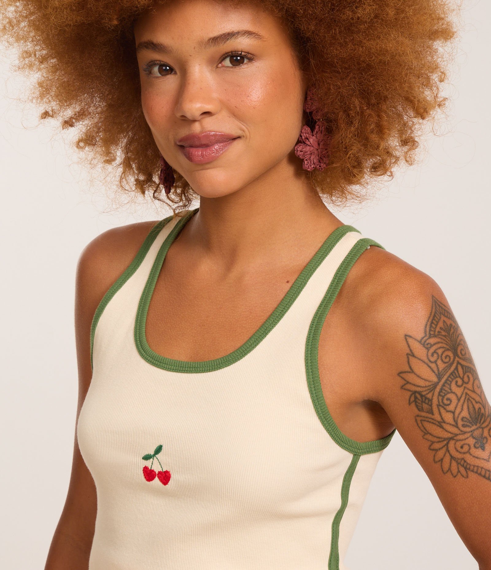 Blusa Regata em Ribana com Cereja Bordada e Viés Contrastantes Bege 3