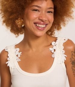 Blusa Regata em Algodão com Aviamento Rendado na Alça