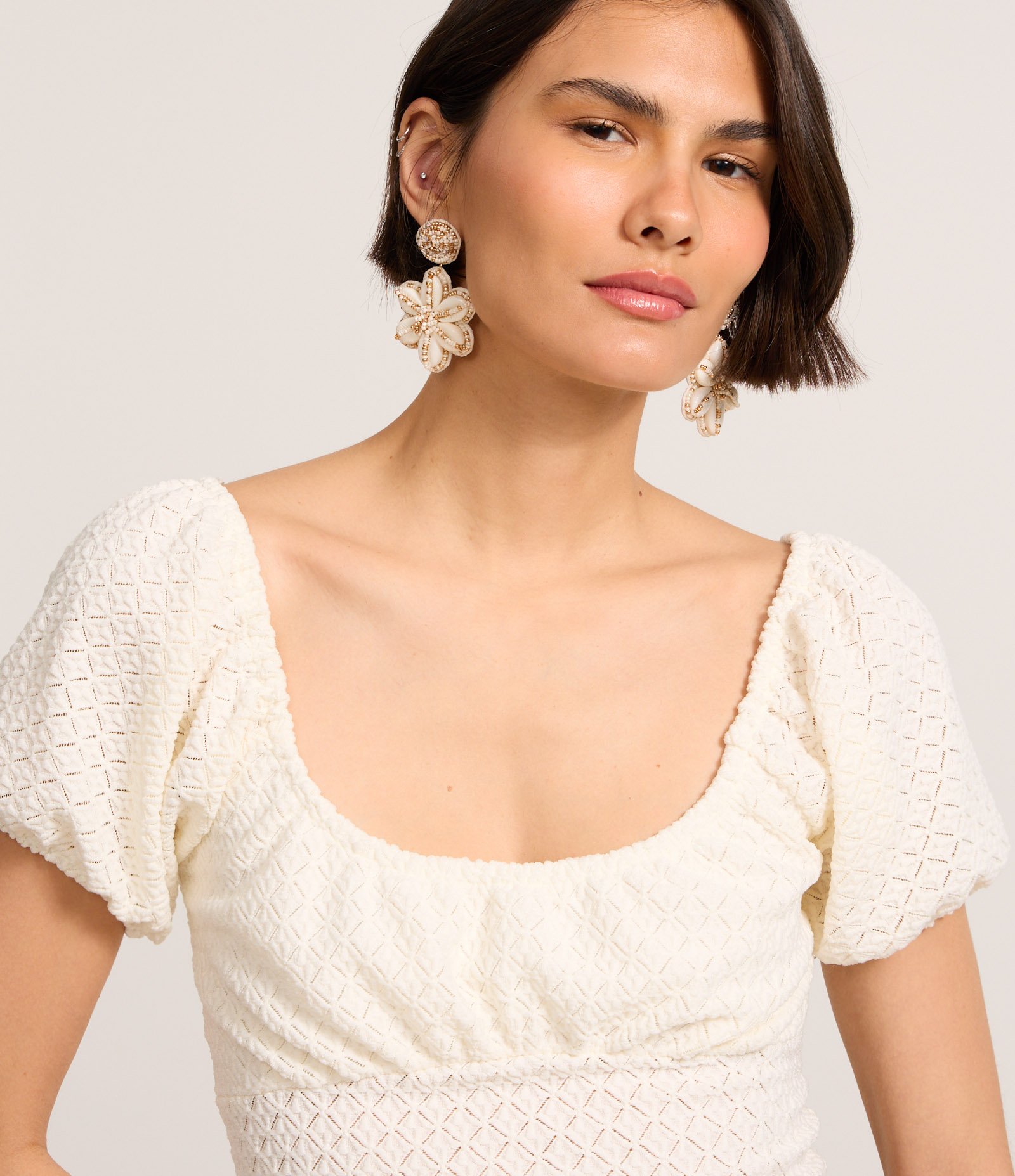Blusa Cropped em Renda com Recorte no Busto Off White 3
