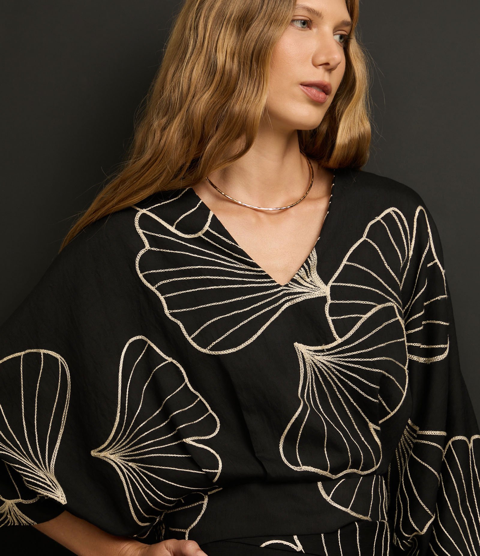 Blusa em Viscose Twill com Bordado Folhagem e Manga 7/8 Preto 7