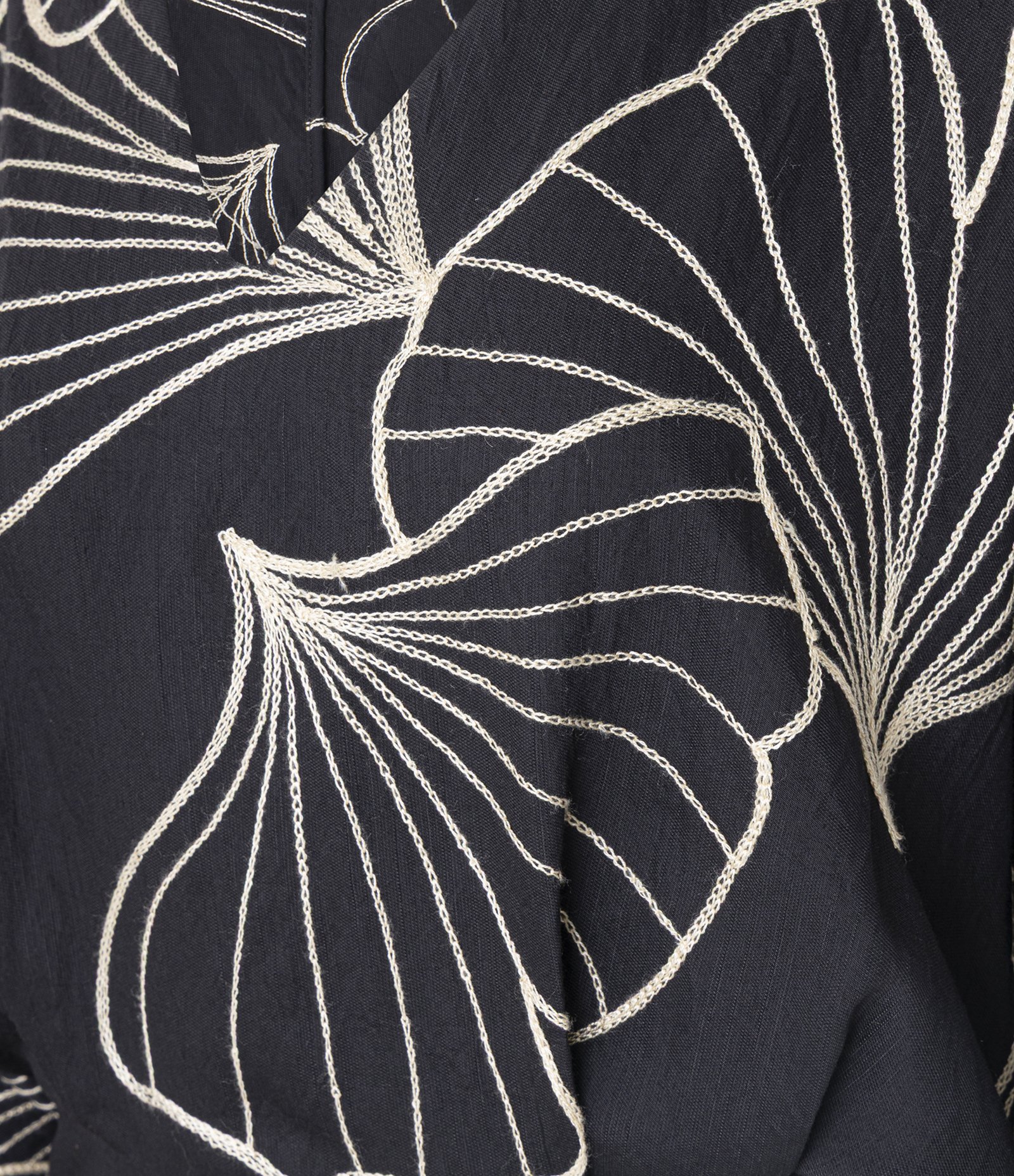 Blusa em Viscose Twill com Bordado Folhagem e Manga 7/8 Preto 10