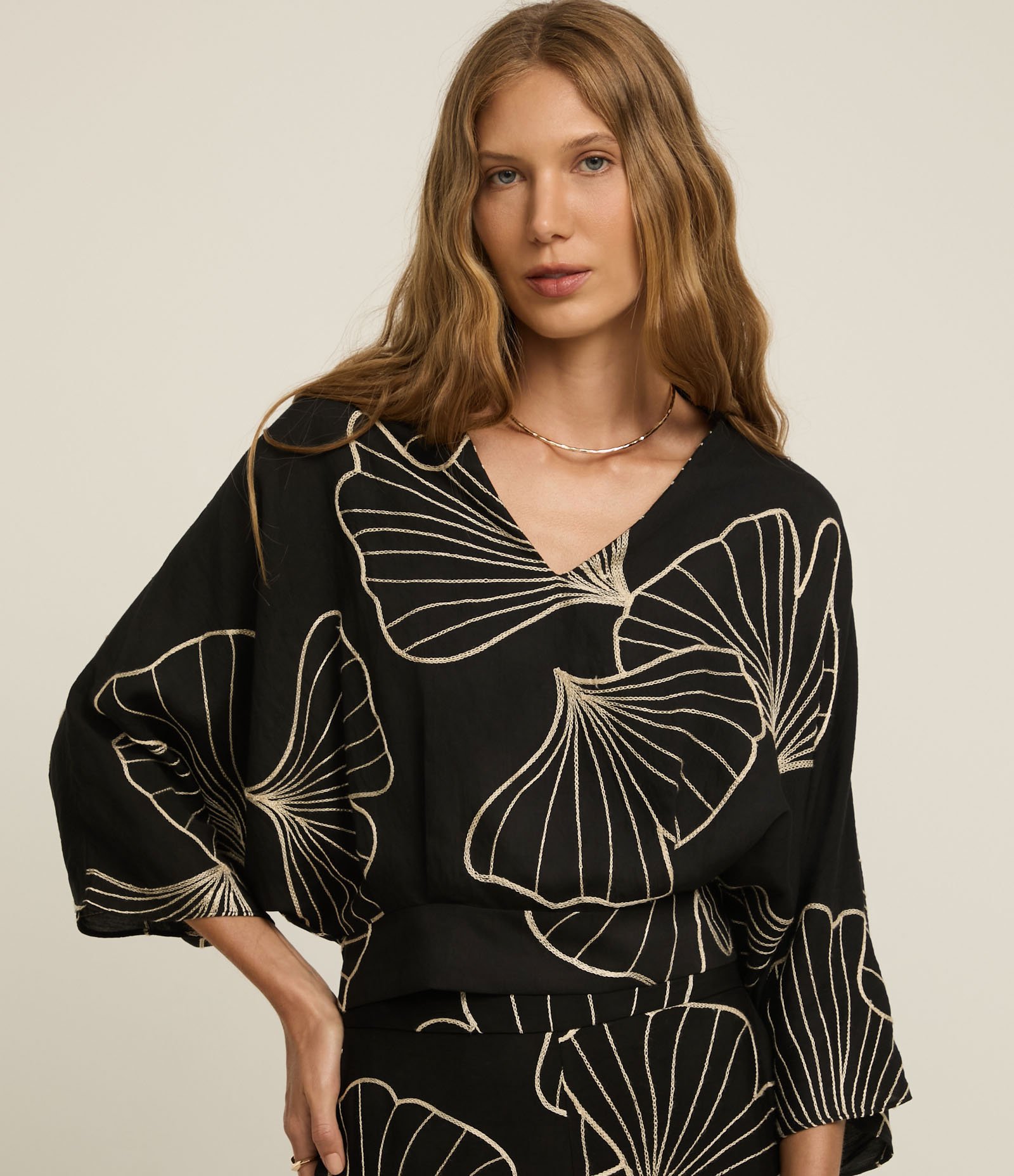 Blusa em Viscose Twill com Bordado Folhagem e Manga 7/8 Preto 1