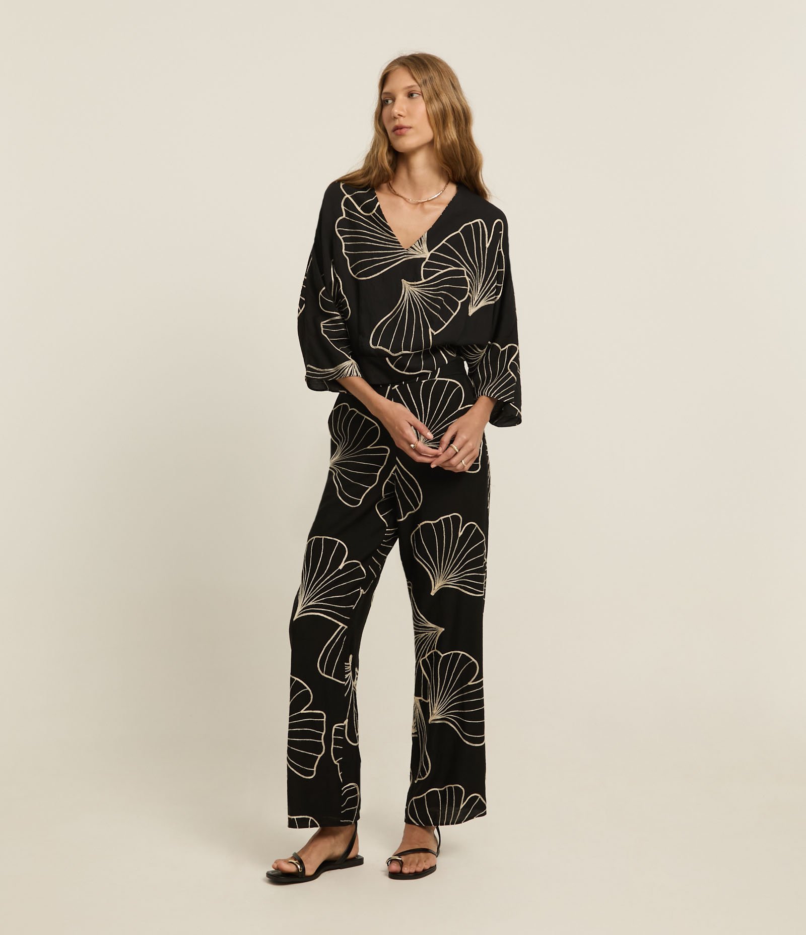 Blusa em Viscose Twill com Bordado Folhagem e Manga 7/8 Preto 2