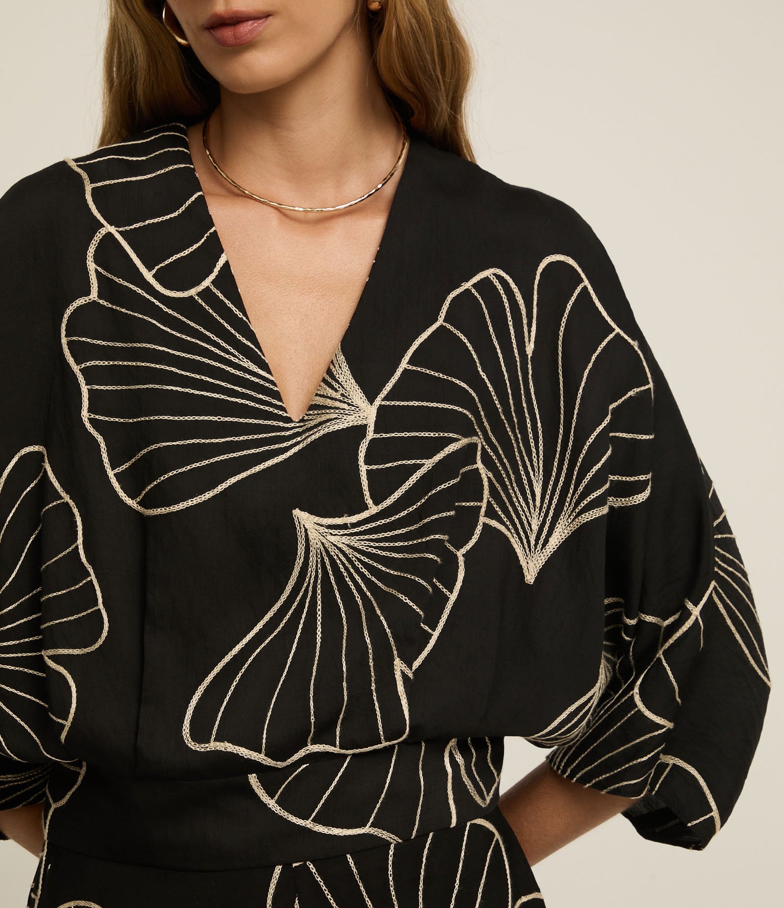 Blusa em Viscose Twill com Bordado Folhagem e Manga 7/8 Preto 3