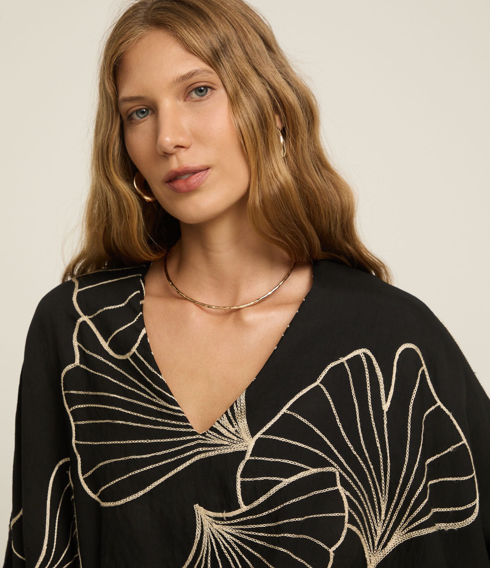 Blusa em Viscose Twill com Bordado Folhagem e Manga 7/8 Preto 4