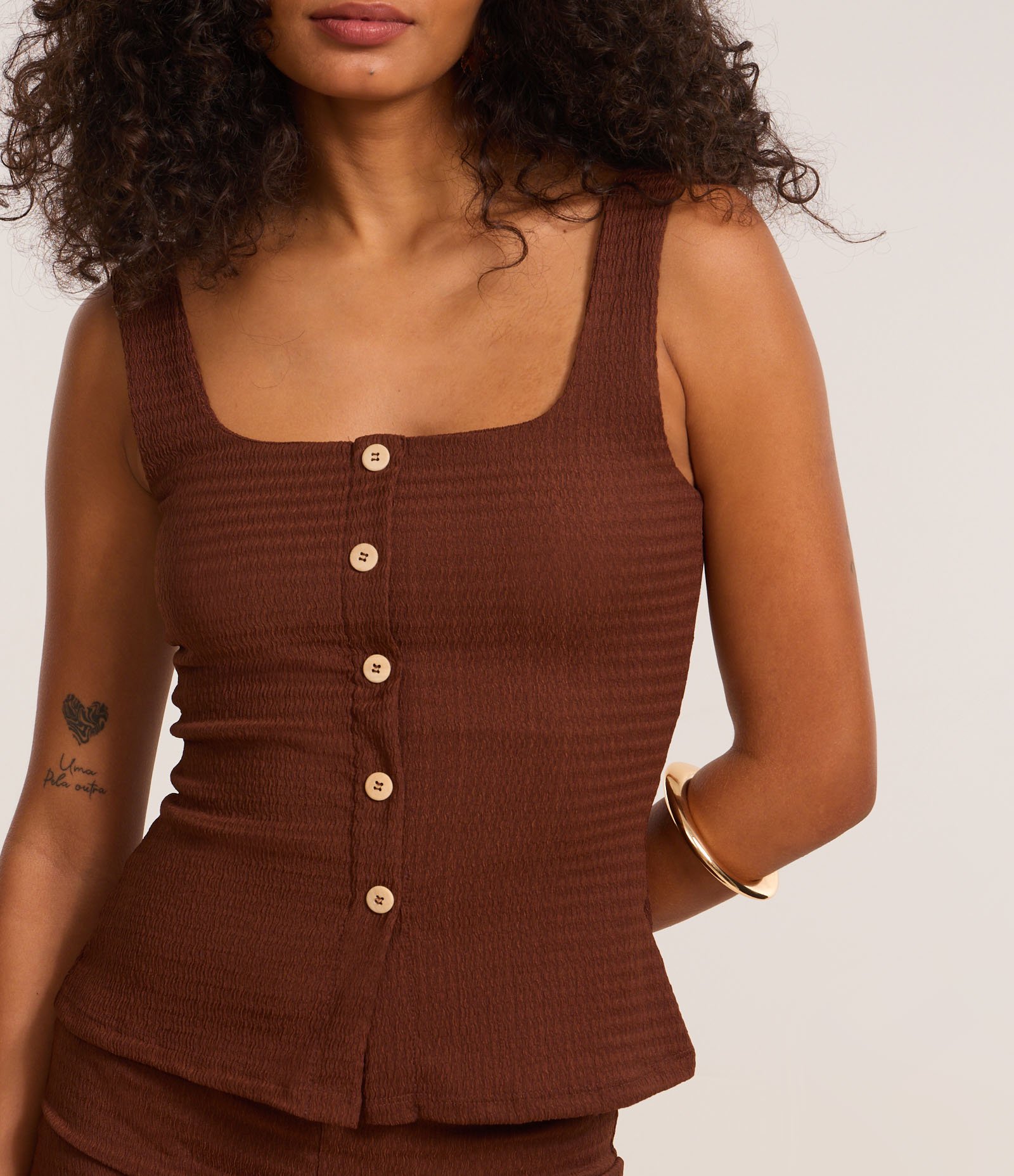 Blusa Texturizada com Decote Quadrado e Botões Marrom 3