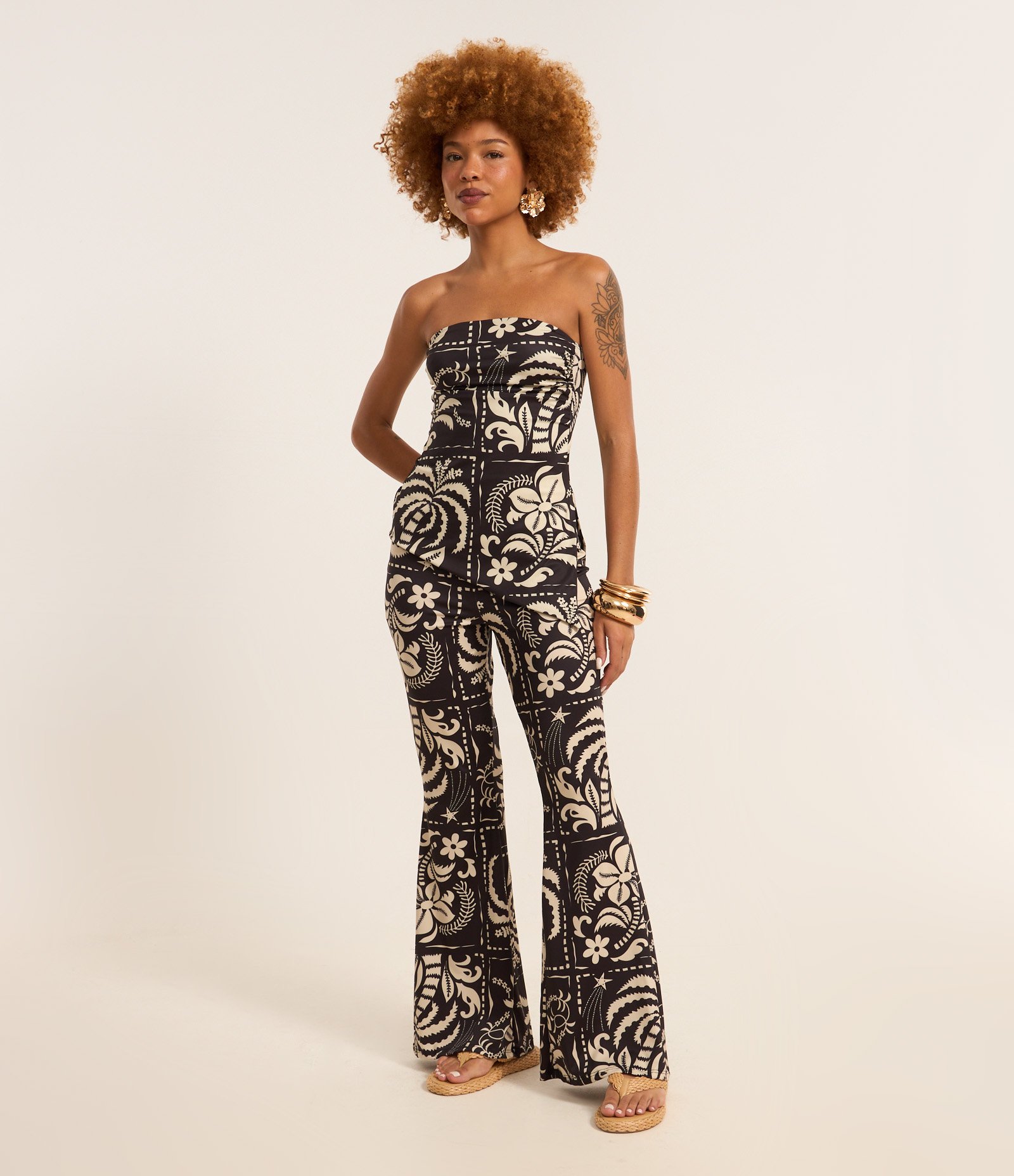 Calça Flare em Microfibra com Estampa Floral Preto/Bege 1