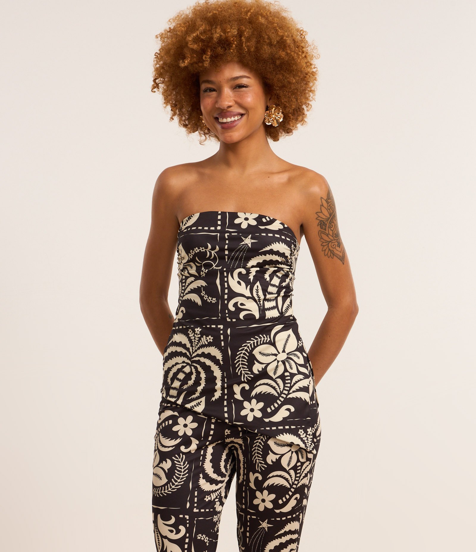 Calça Flare em Microfibra com Estampa Floral Preto/Bege 2