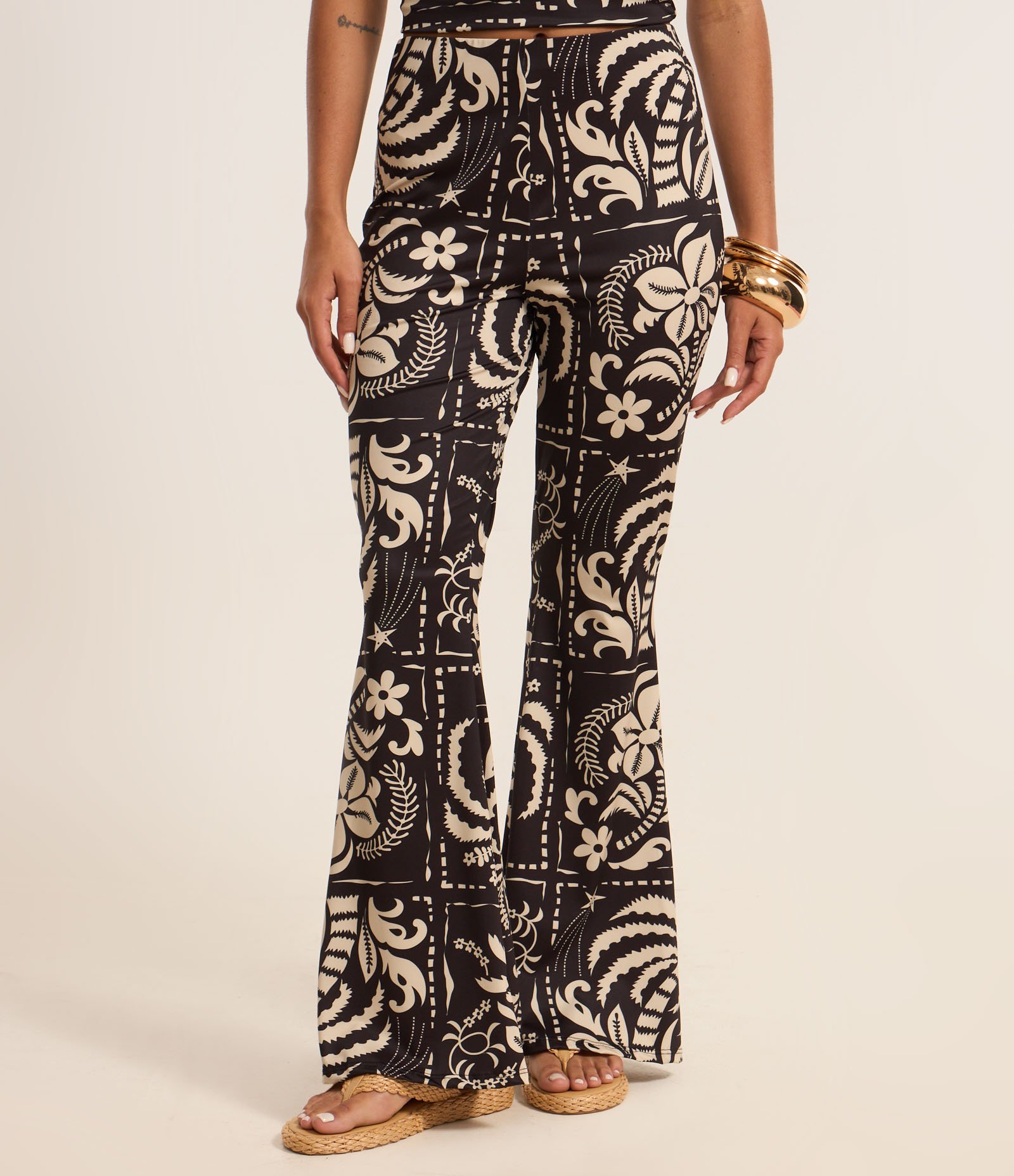 Calça Flare em Microfibra com Estampa Floral Preto/Bege 3