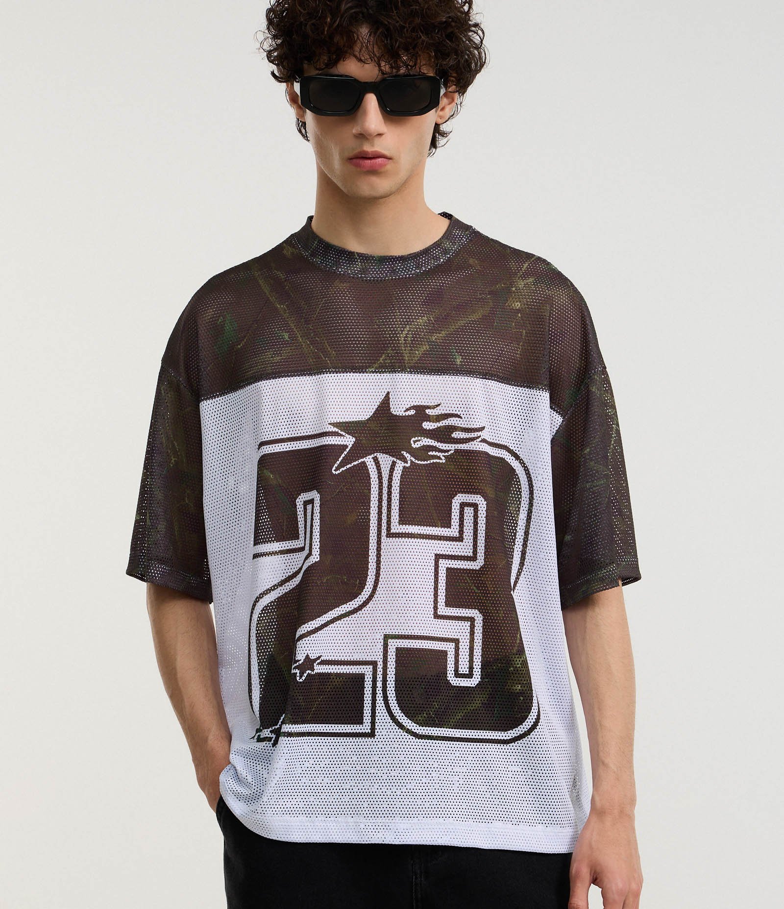 Camiseta Boxy Sportcore com Estampa Abstrata e Lettering 23 Branco/Marrom 1