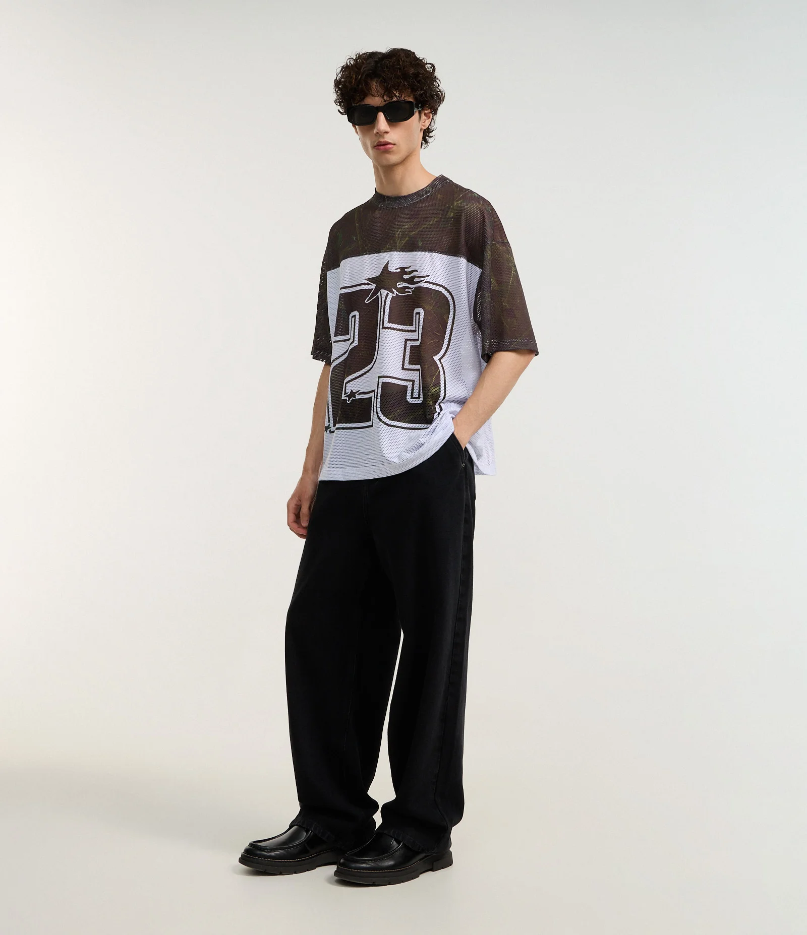 Camiseta Boxy Sportcore com Estampa Abstrata e Lettering 23 Branco/Marrom 2