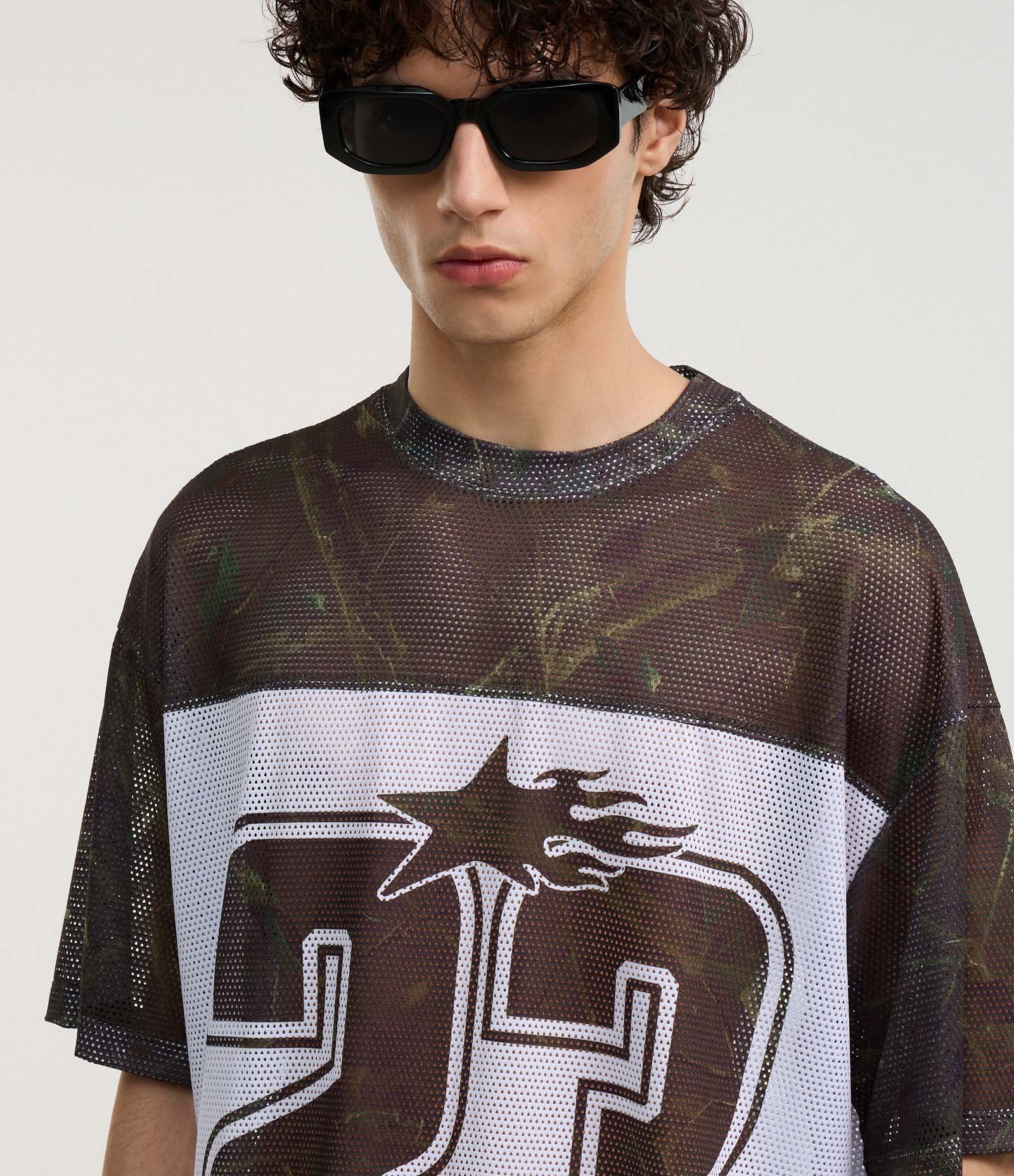 Camiseta Boxy Sportcore com Estampa Abstrata e Lettering 23 Branco/Marrom 4