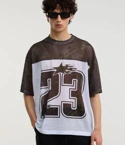 Camiseta Boxy Sportcore com Estampa Abstrata e Lettering 23