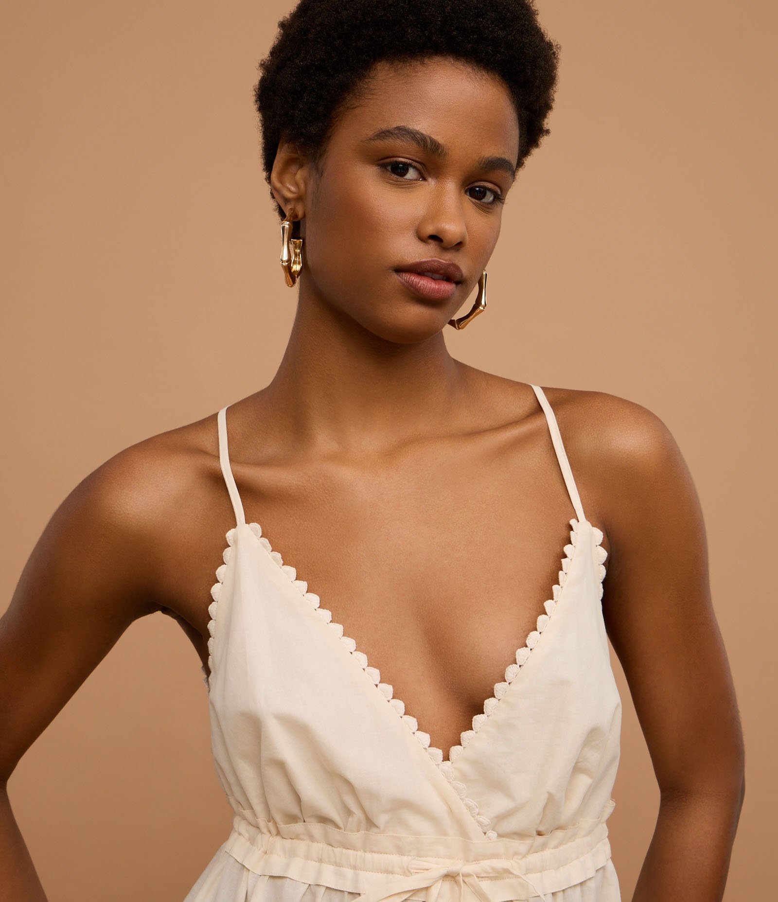 Blusa em Laise com Detalhes no Decote e Bordado na Barra Amarelo 3