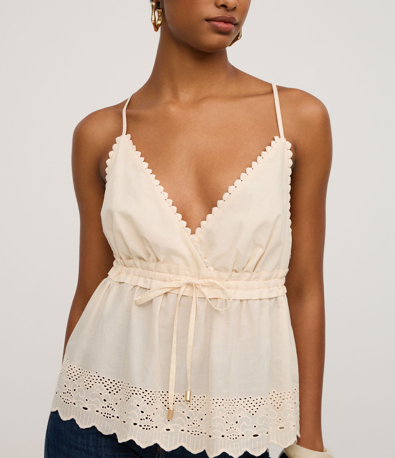 Blusa em Laise com Detalhes no Decote e Bordado na Barra Amarelo 4
