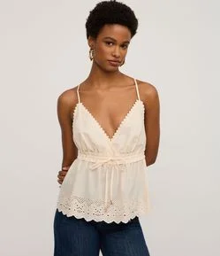Blusa em Laise com Detalhes no Decote e Bordado na Barra