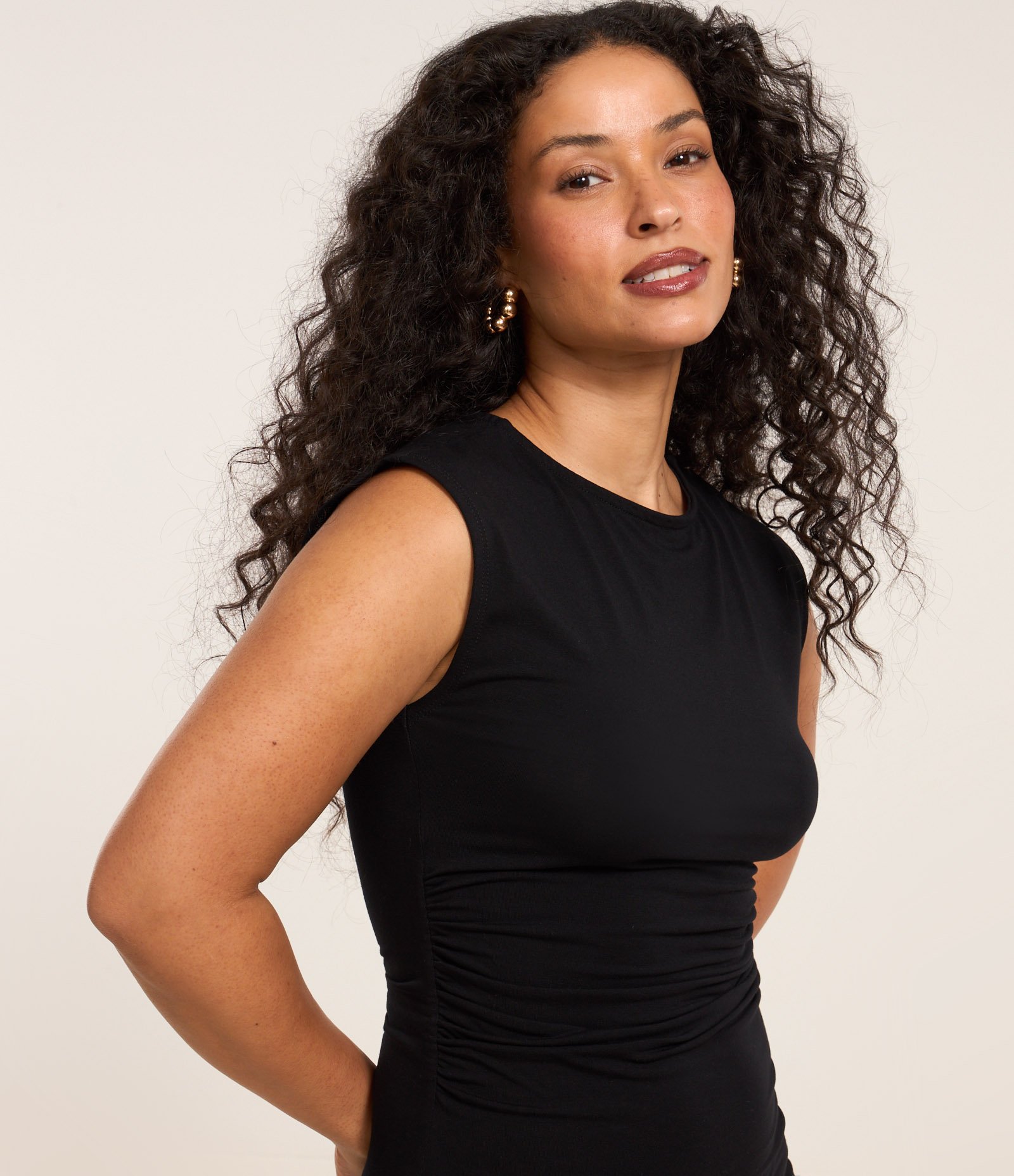 Vestido Curto sem Manga em Viscose com Franzido Lateral Preto 3