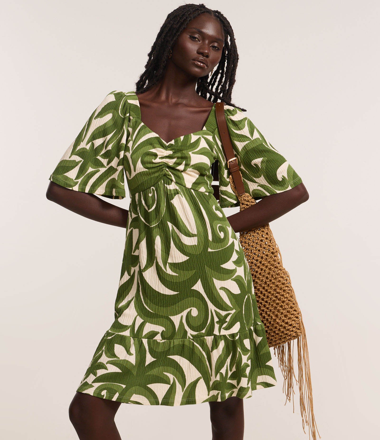 Vestido Curto com Decote Coração Estampa Abstrata e Textura Verde/Off White 1