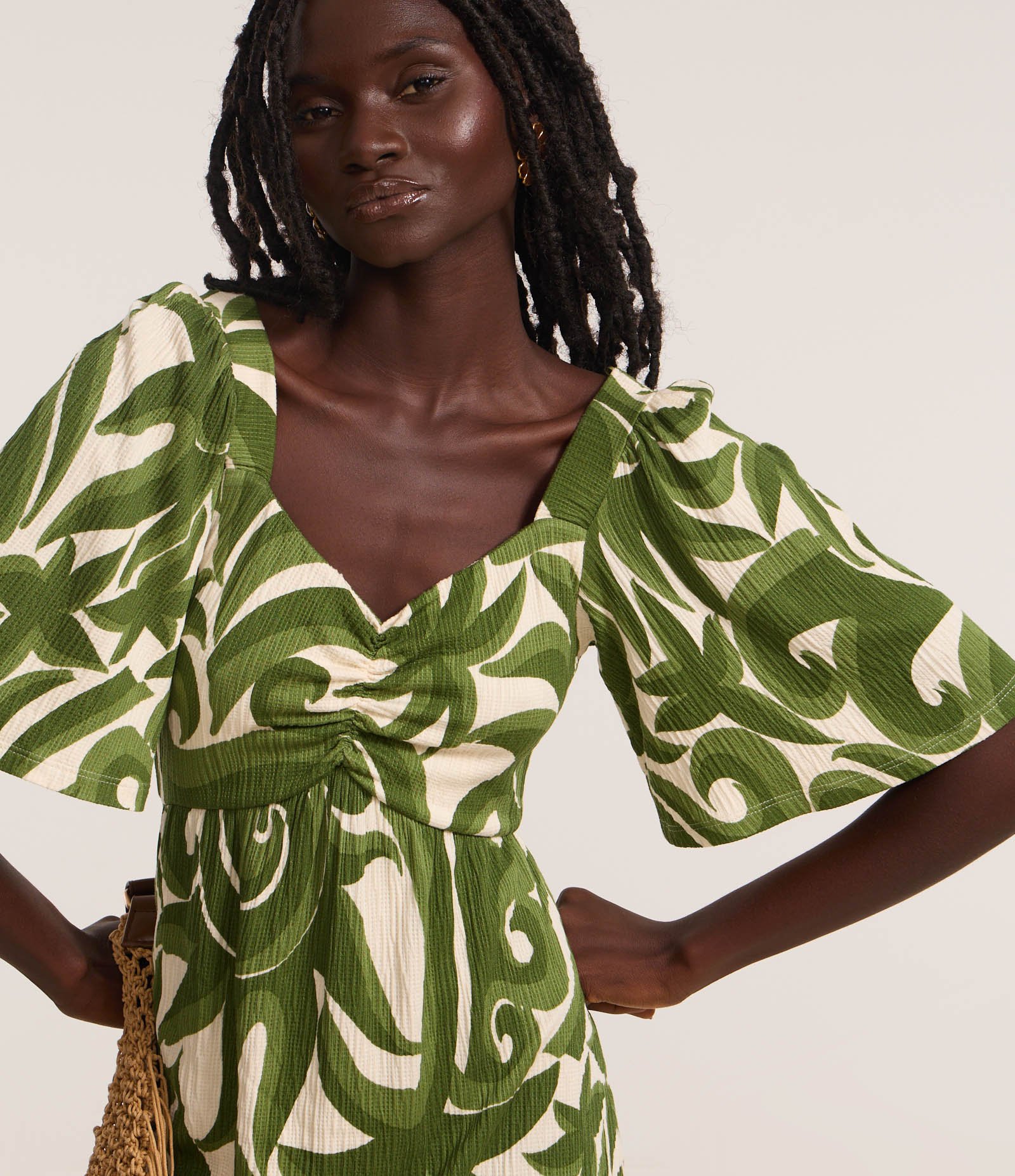 Vestido Curto com Decote Coração Estampa Abstrata e Textura Verde/Off White 3