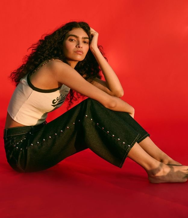 Calça Loose Cintura Baixa em Jeans com Tachas Azul Marinho