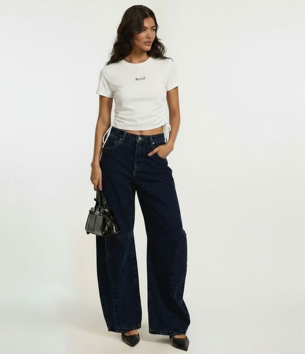Calça Barrel em Jeans com Recortes na Barra