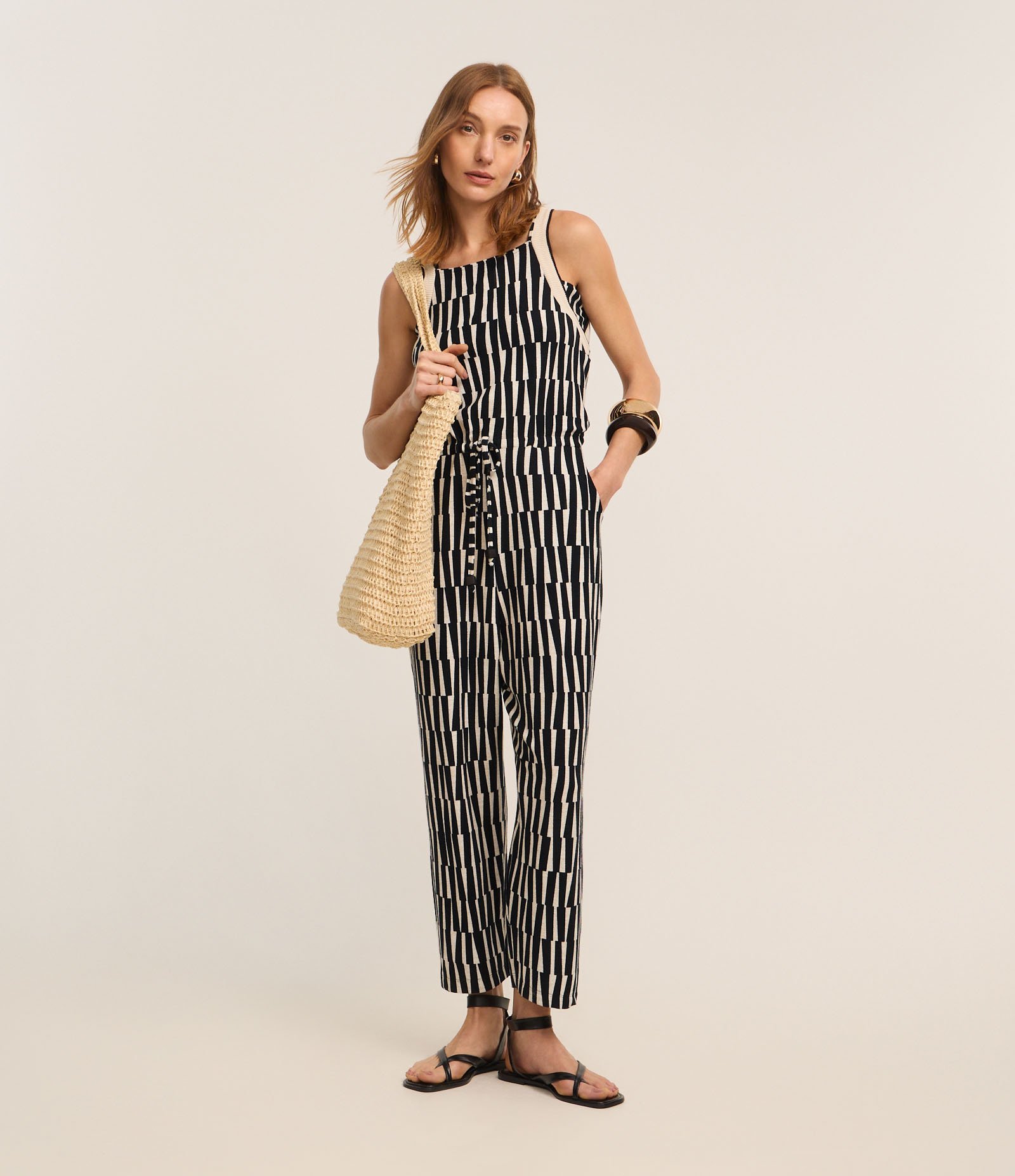 Macacão Reto em Viscose com Detalhes em Tricô e Estampa Geométrica Preto/Bege 2