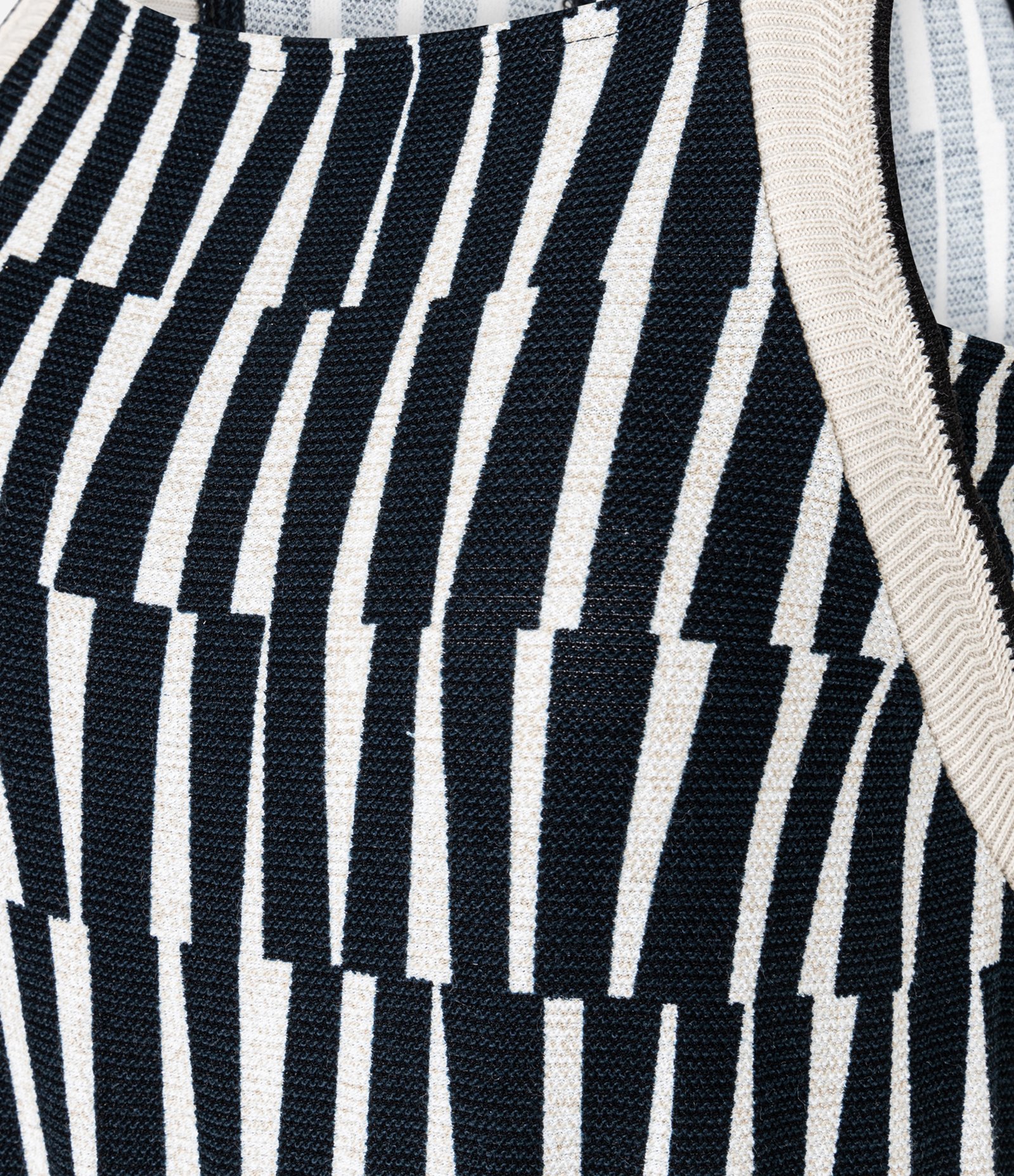 Macacão Reto em Viscose com Detalhes em Tricô e Estampa Geométrica Preto/Bege 7