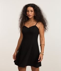 Vestido Curto Peplum em Crepe com Decote Coração